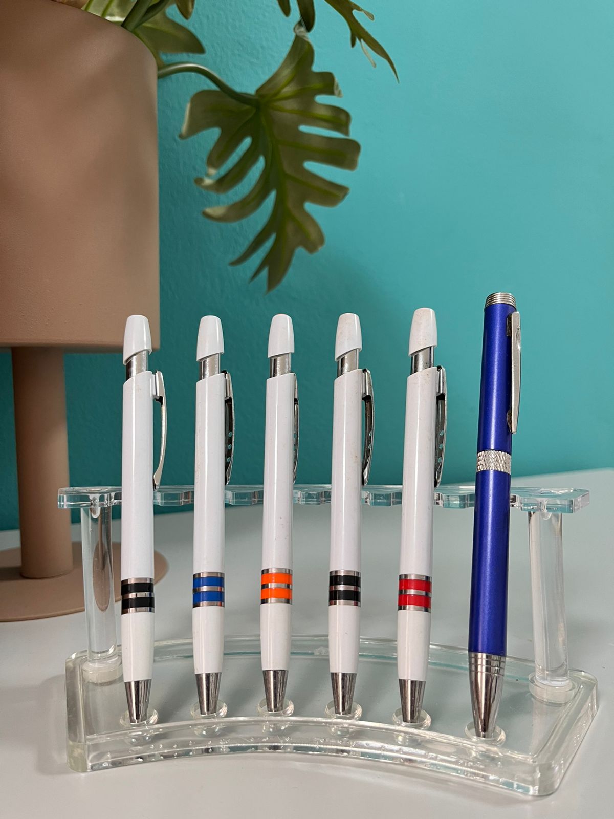 Pluma Plástica de Cuerpo Blanco con Bandas de Color