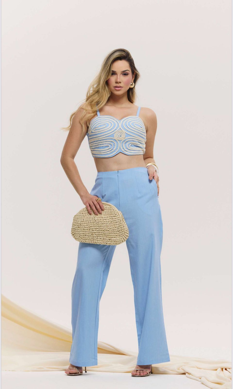 Conjunto de Cropped e Calça Pantalona.