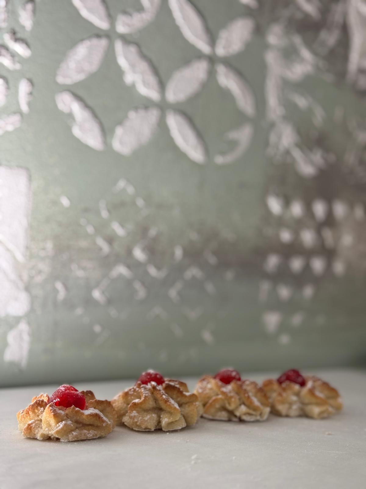 Paste di mandorla con ciliegia candita