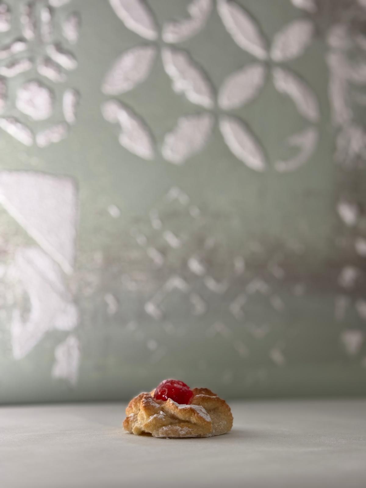 Paste di mandorla con ciliegia candita