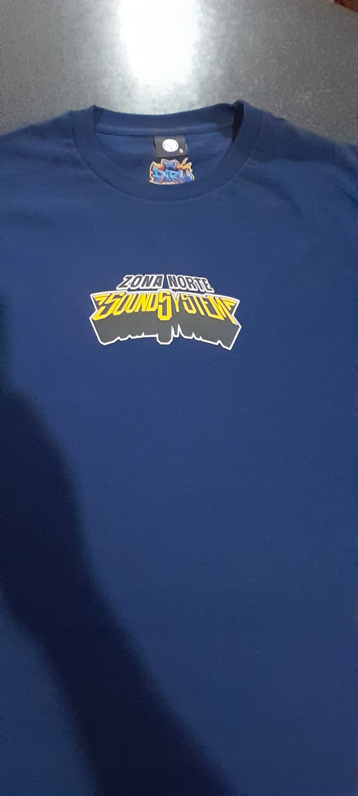 Camiseta azul estampada