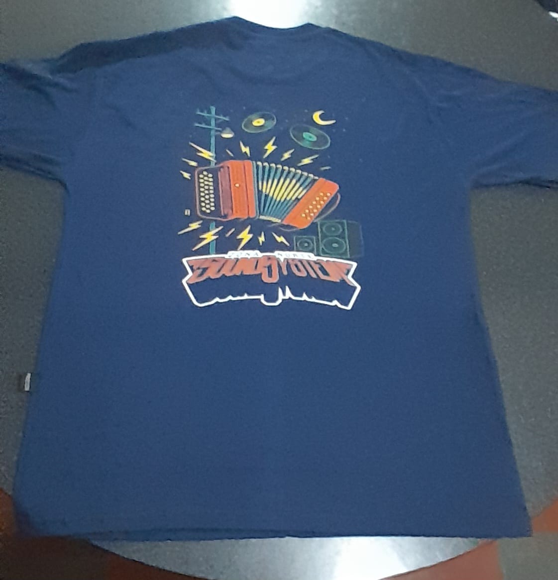 Camiseta azul con diseño de acordeón