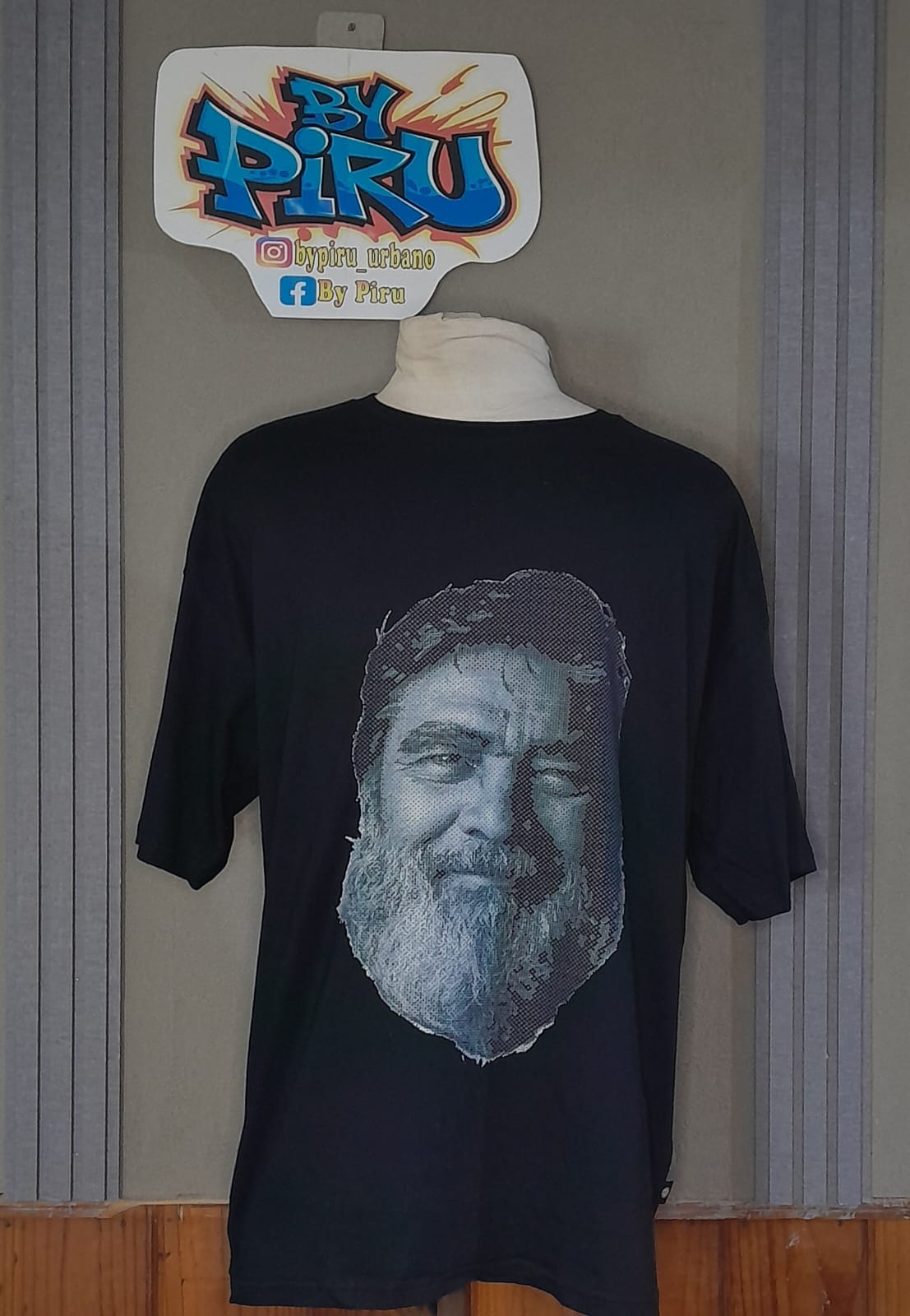 Camiseta negra con diseño gráfico