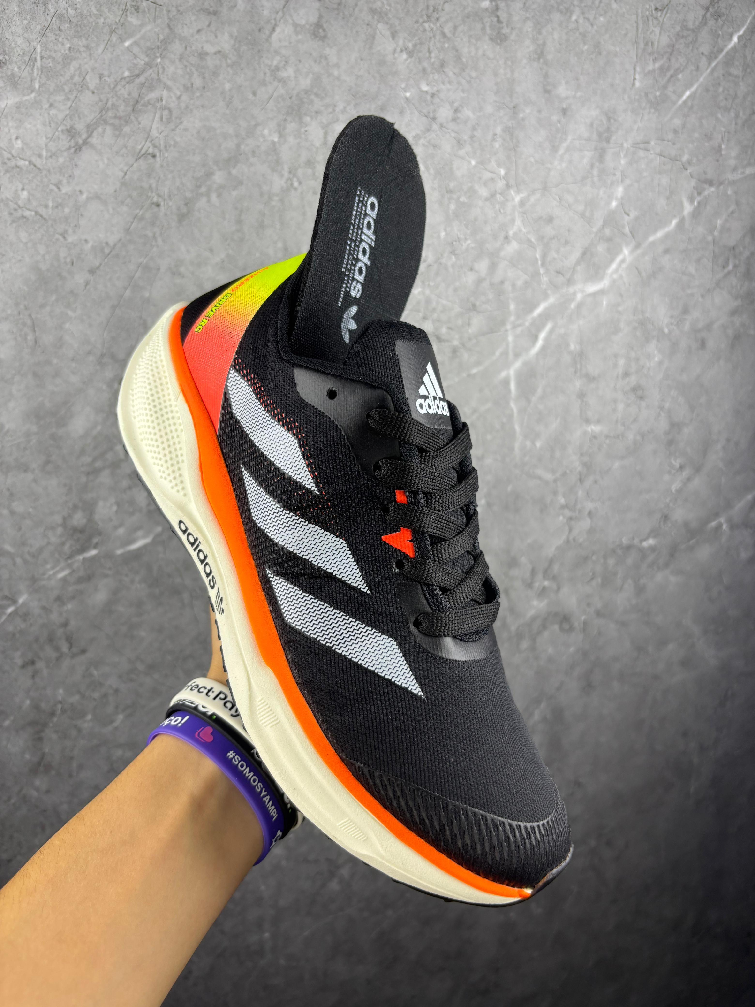 Tênis Adidas masculino preto com laranja