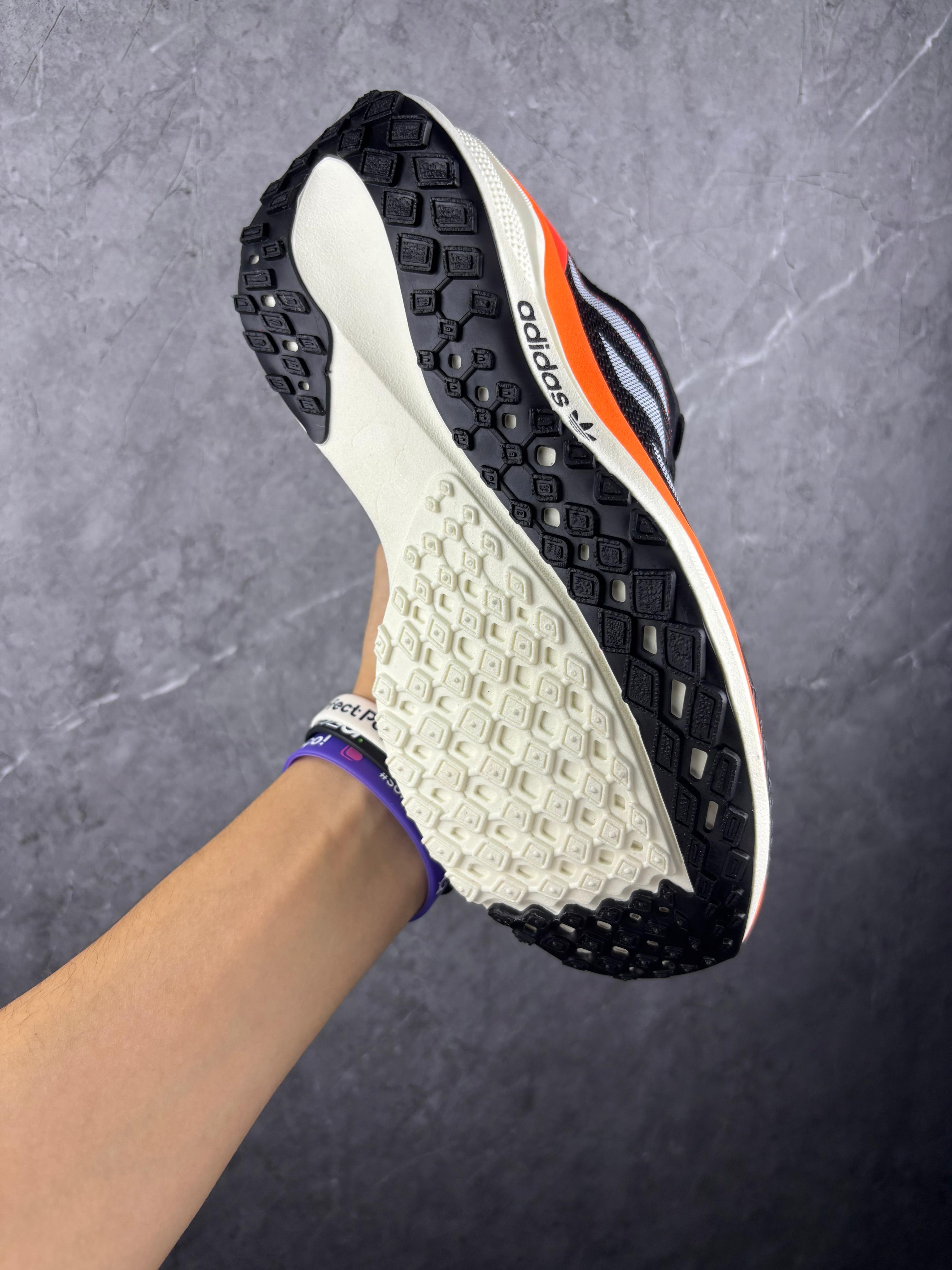 Tênis Adidas masculino preto com laranja
