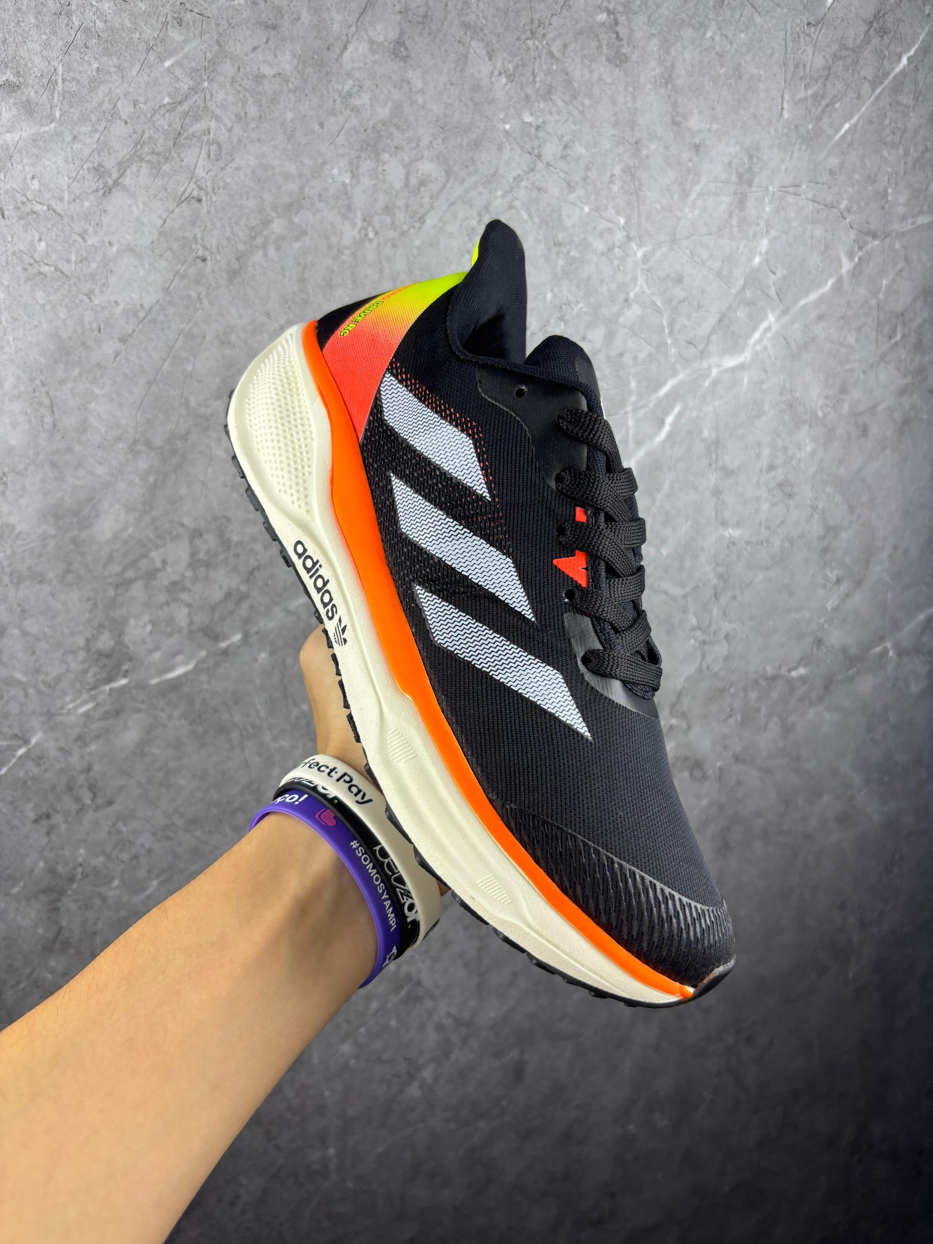 Tênis Adidas masculino preto com laranja