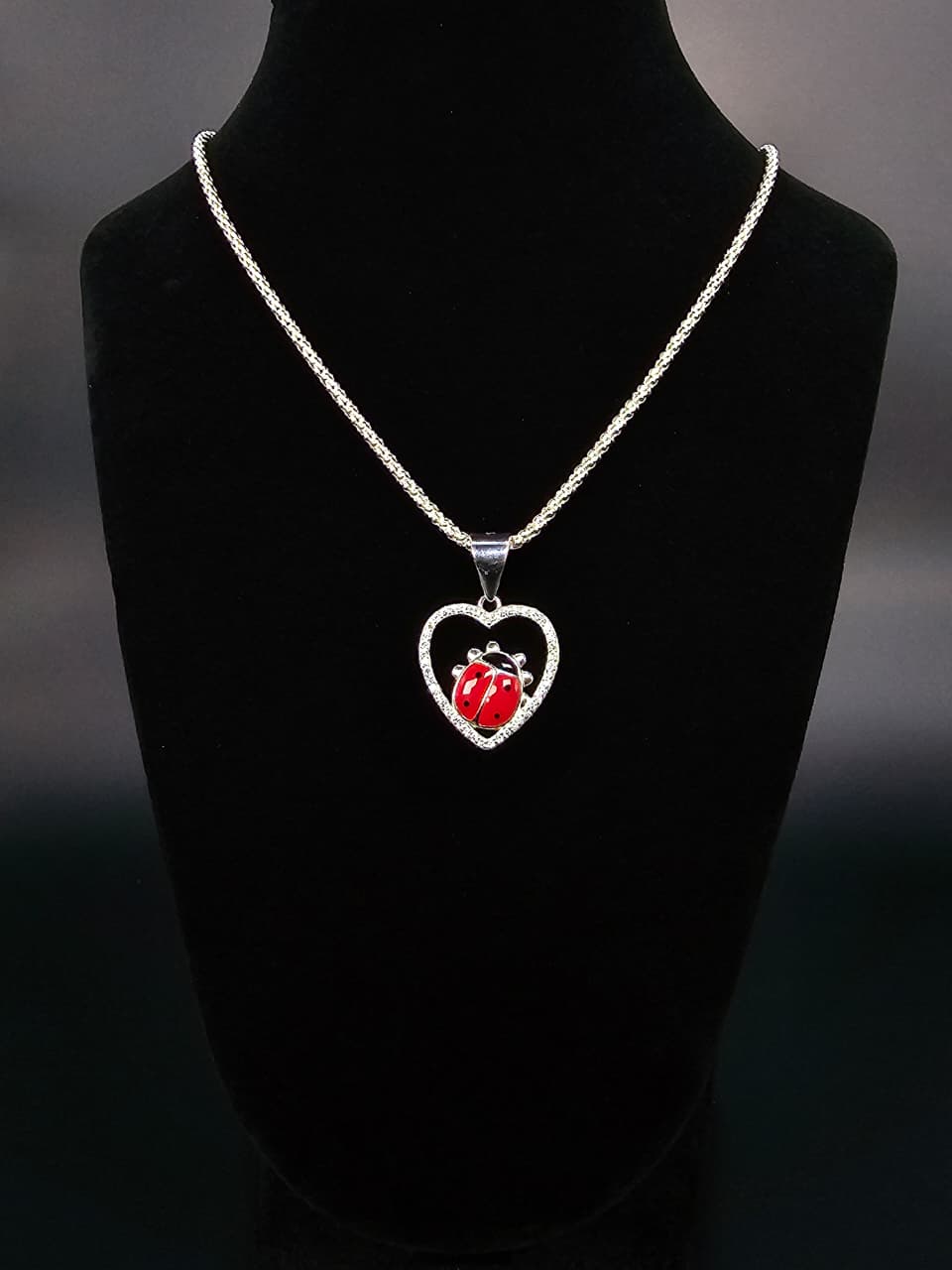 Collar con dije de mariquita