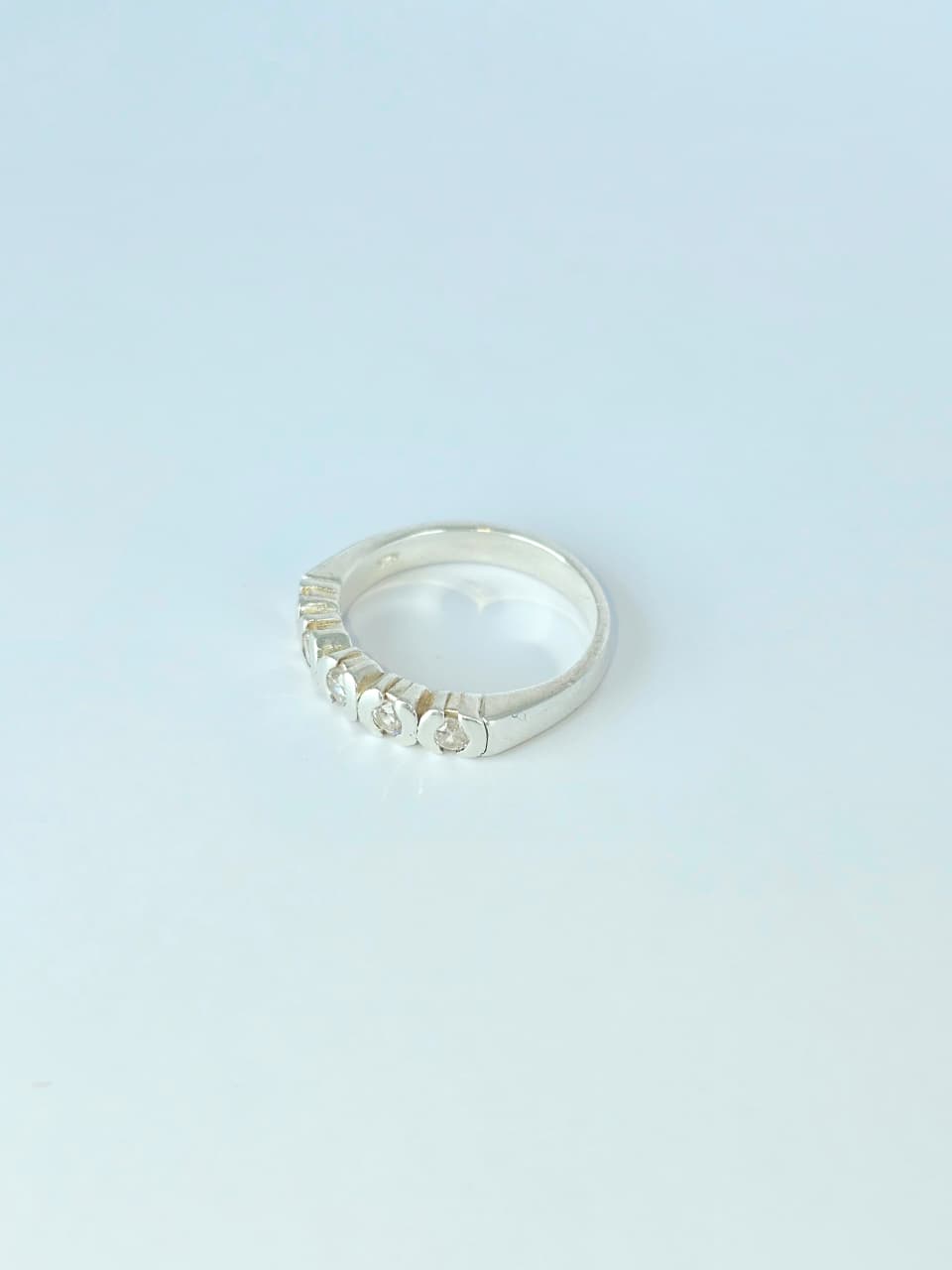 Anillo de plata con piedras