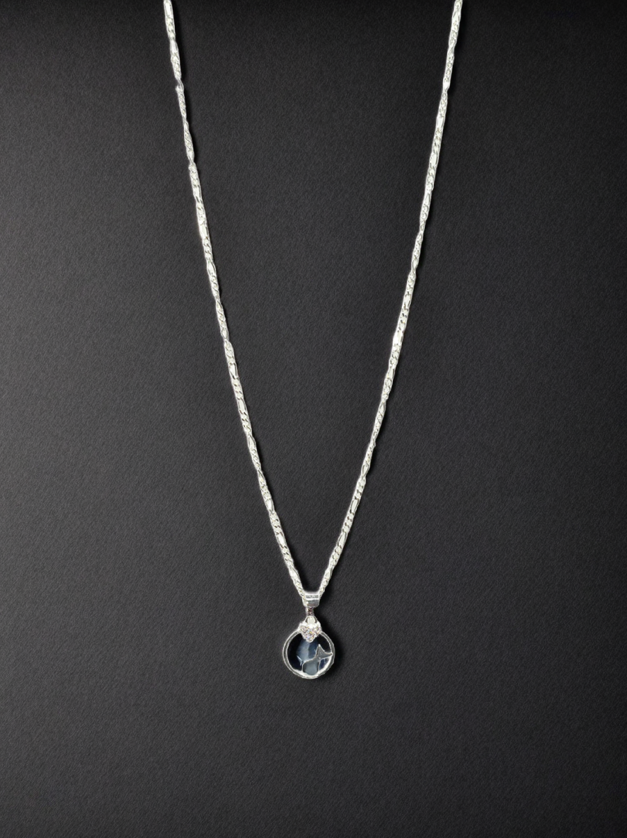 Collar de plata con dije de gato