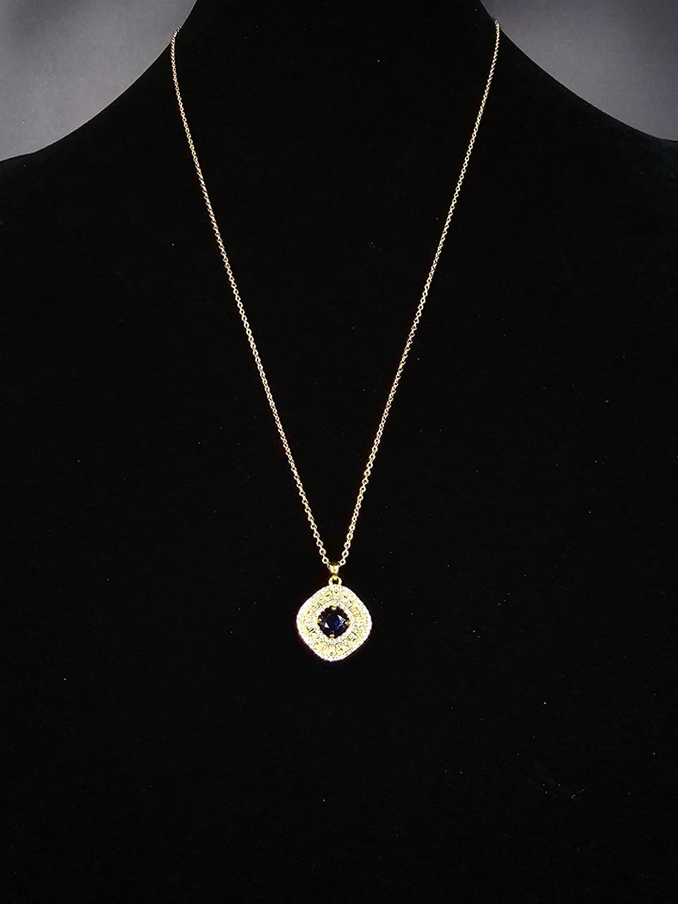 Collar con zafiro