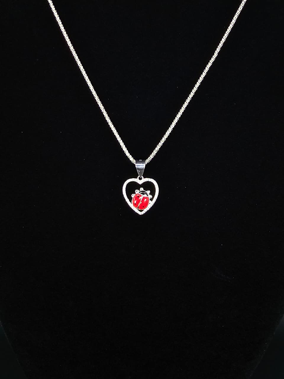 Collar con dije de mariquita