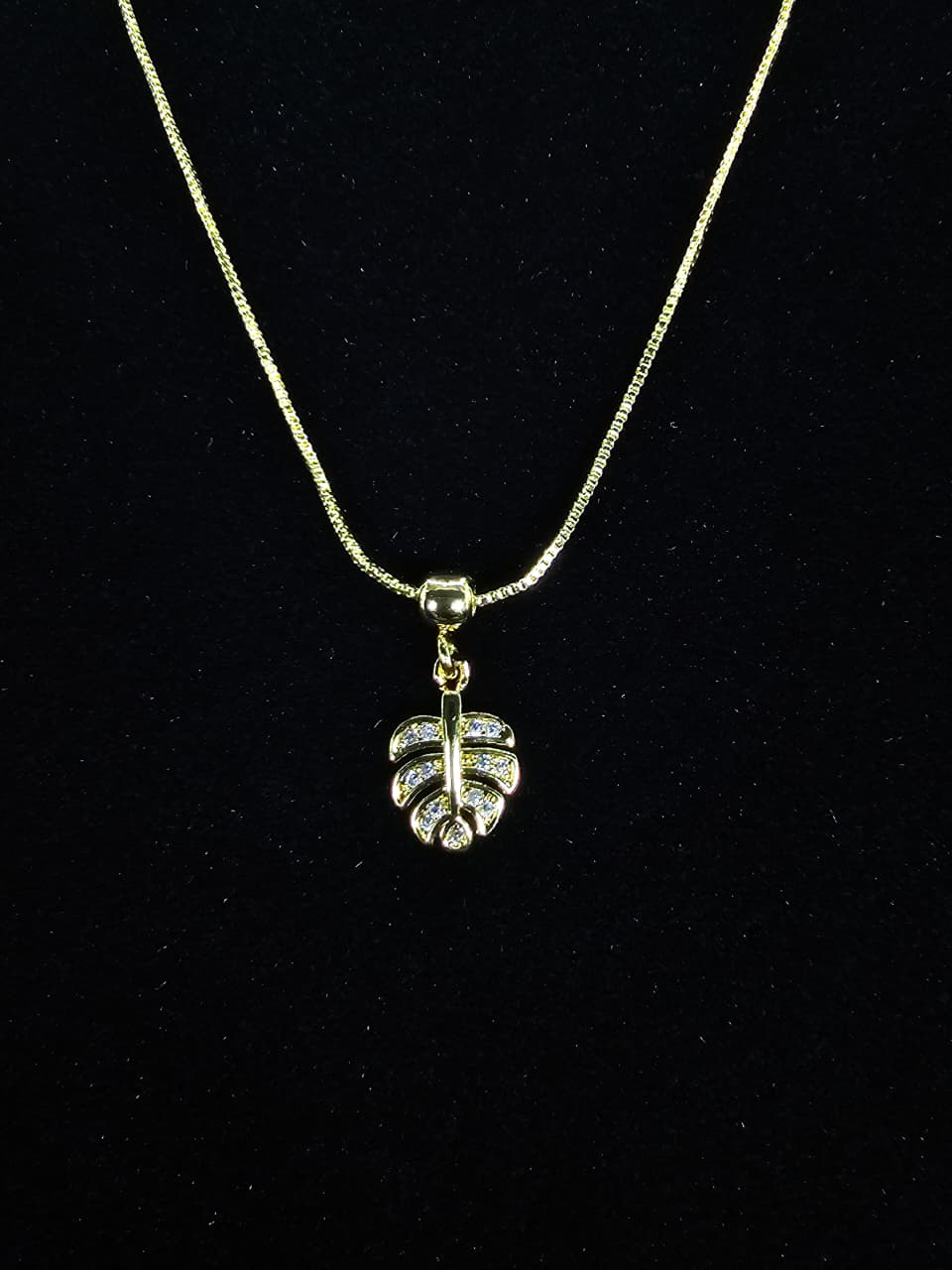 Collar de trébol dorado