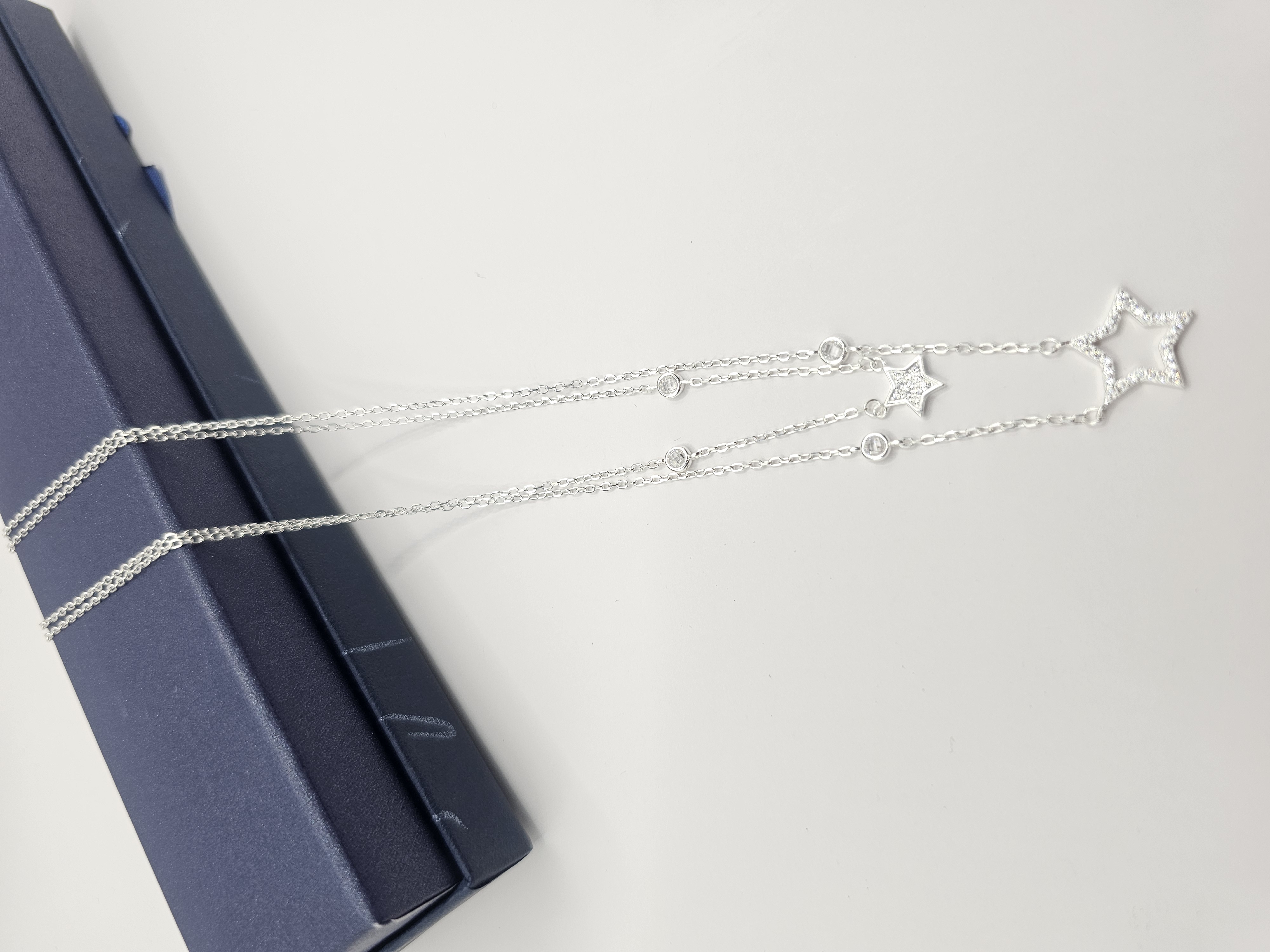 Collar de estrellas plateado