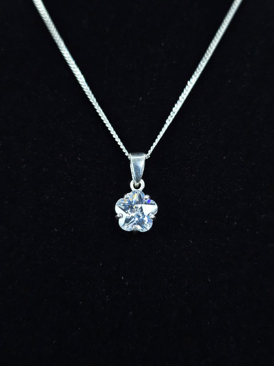 Collar con colgante de diamante