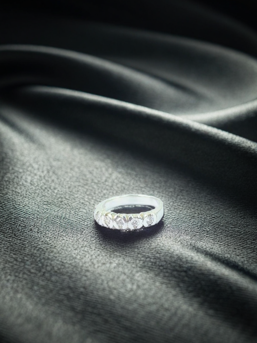 Anillo de plata con piedras