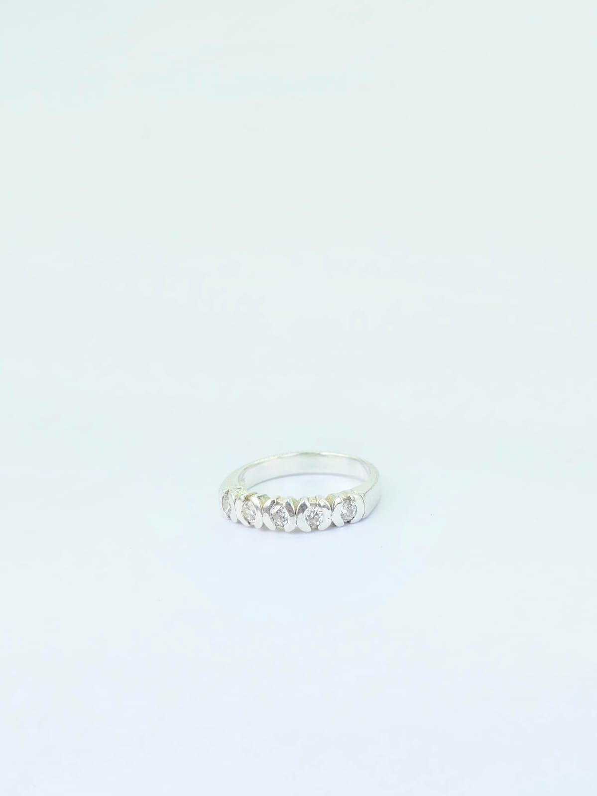 Anillo de plata con piedras