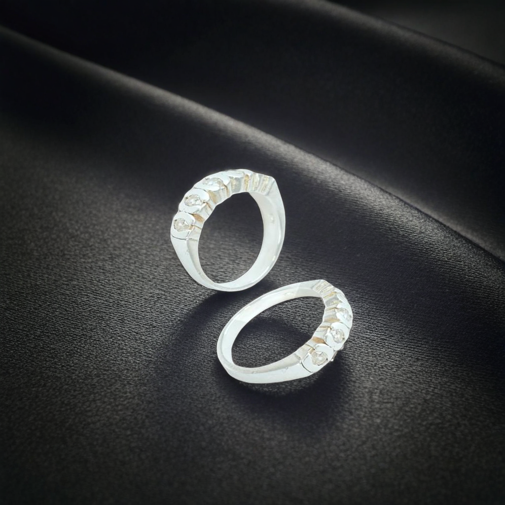 Anillo de plata con piedras