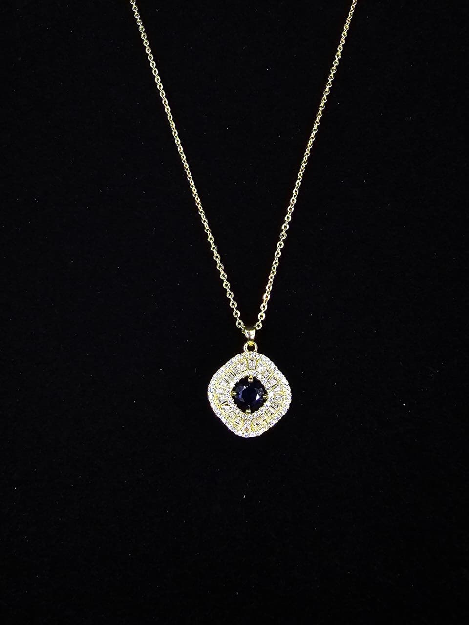 Collar con zafiro
