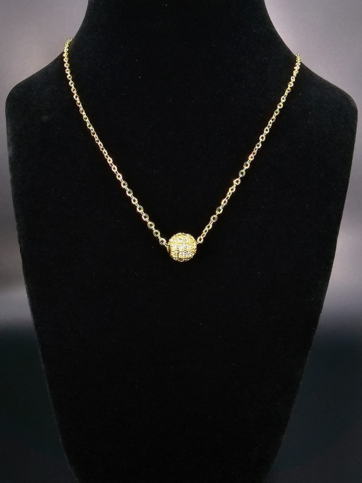 Collar de cadena dorada con dije brillante