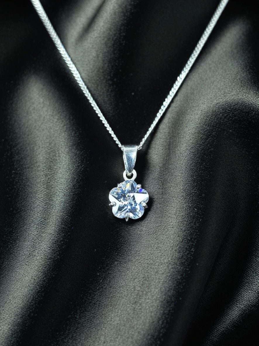 Collar con colgante de diamante