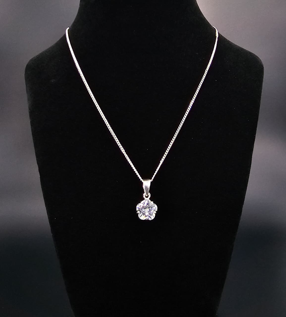 Collar con colgante de diamante
