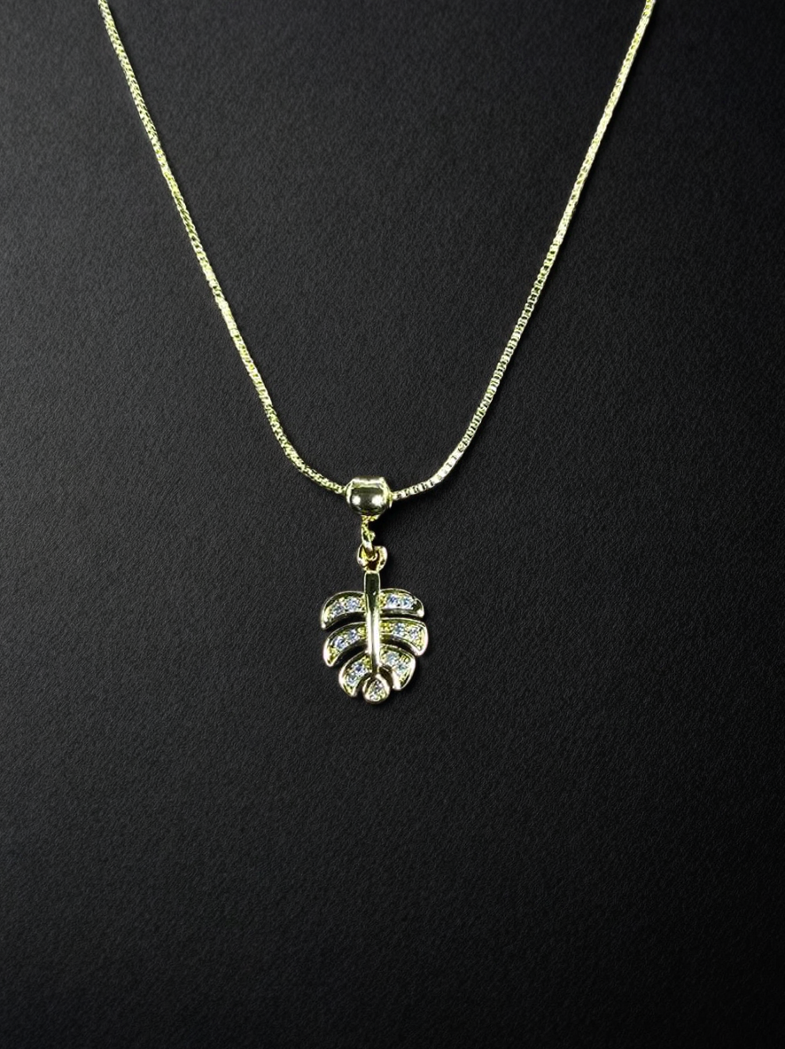 Collar de trébol dorado