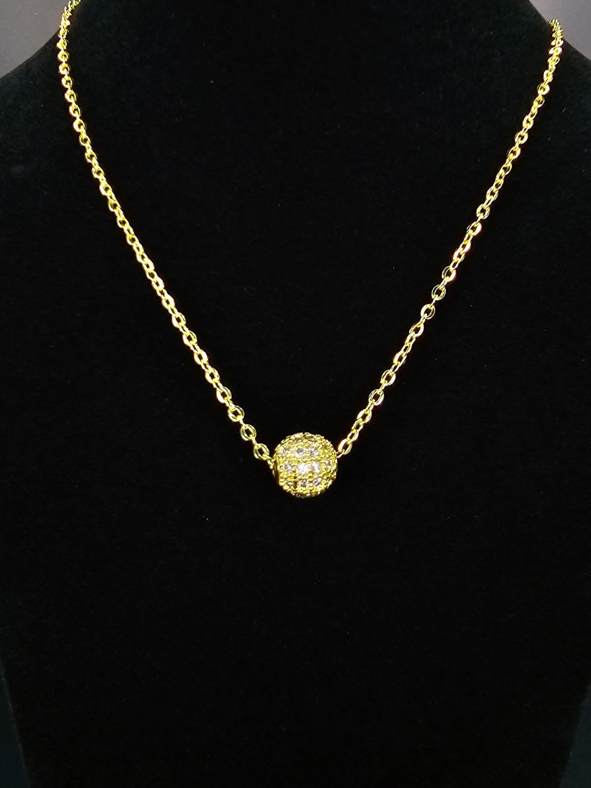 Collar de cadena dorada con dije brillante