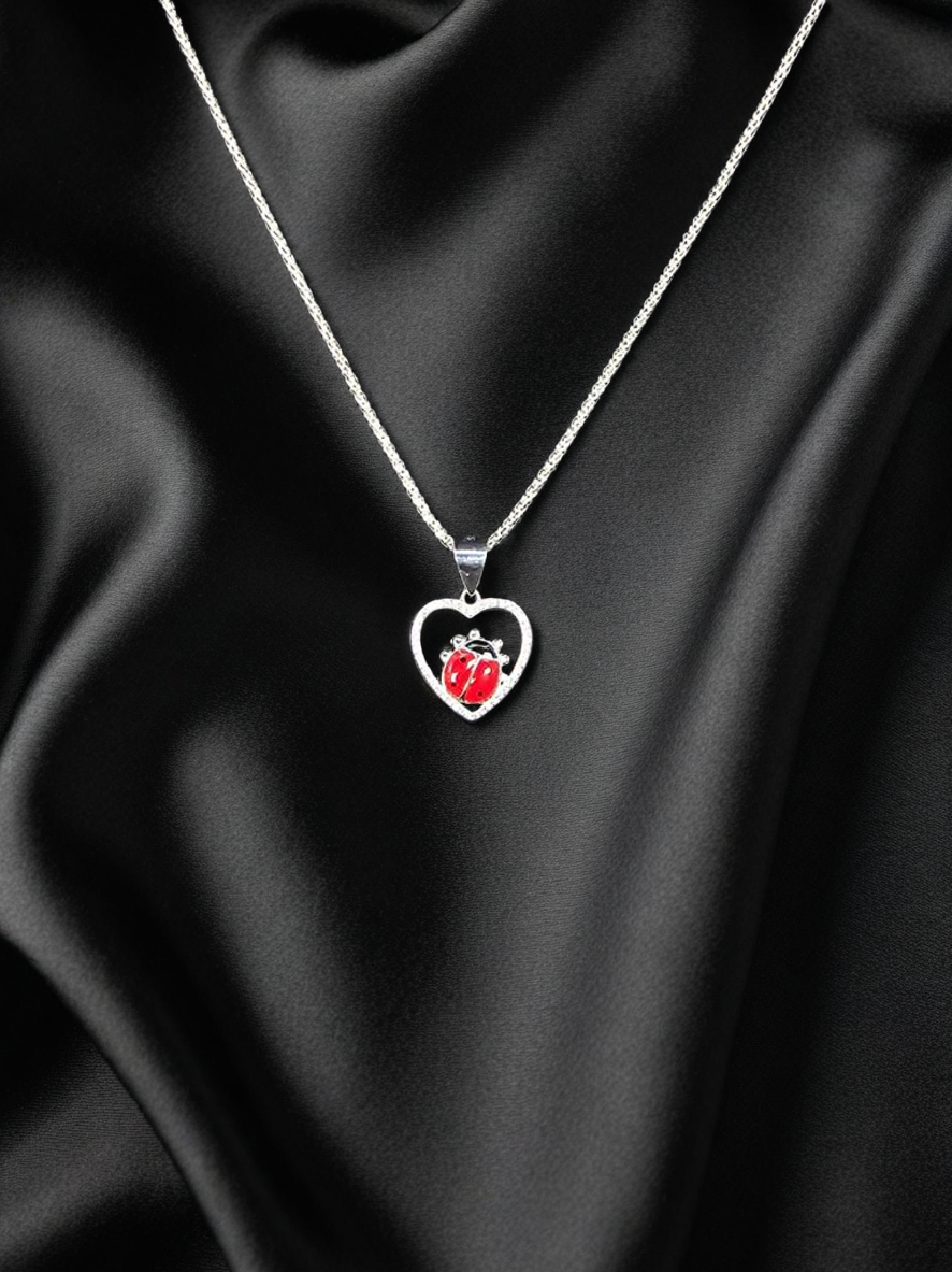 Collar con dije de mariquita