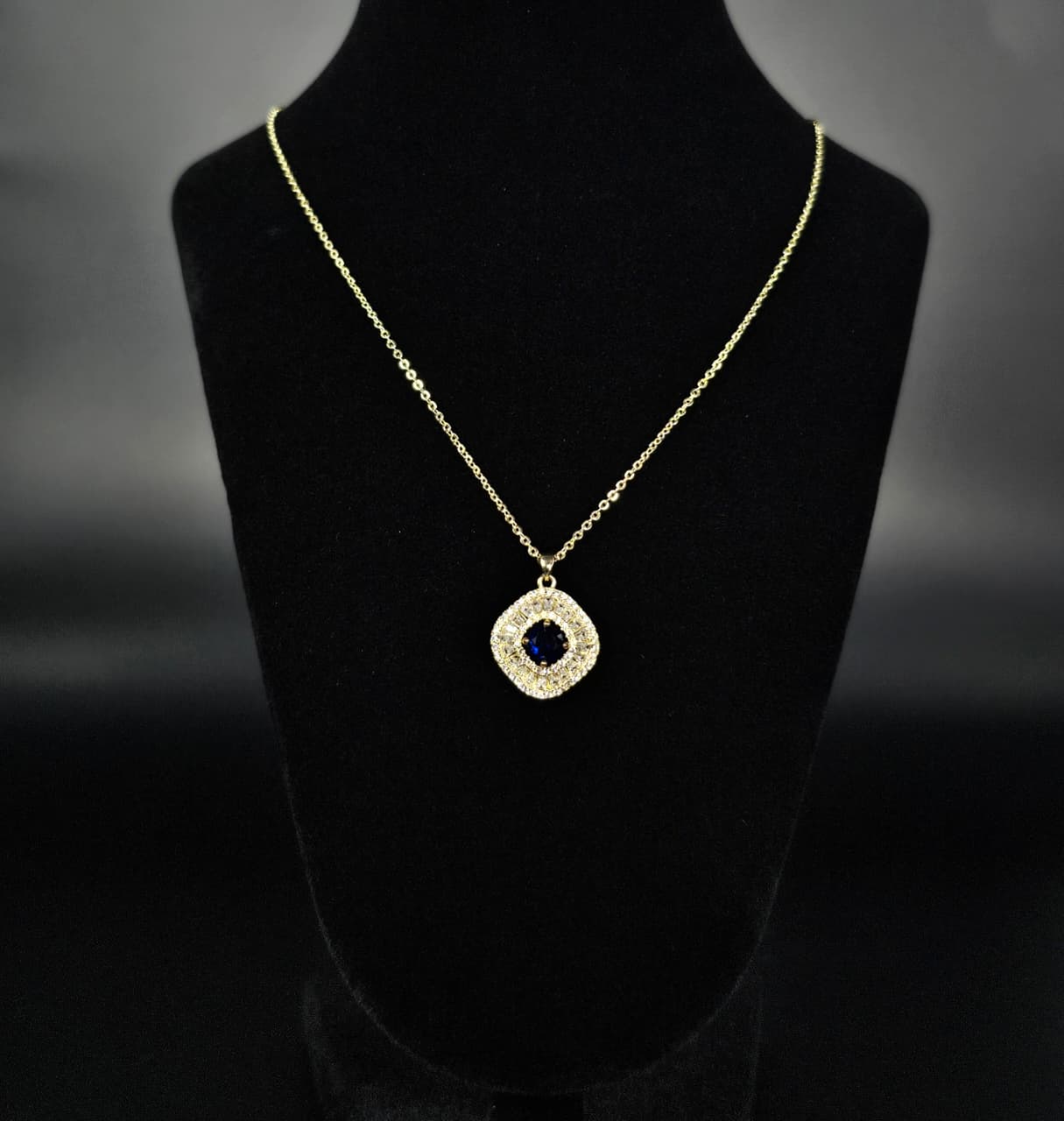 Collar con zafiro