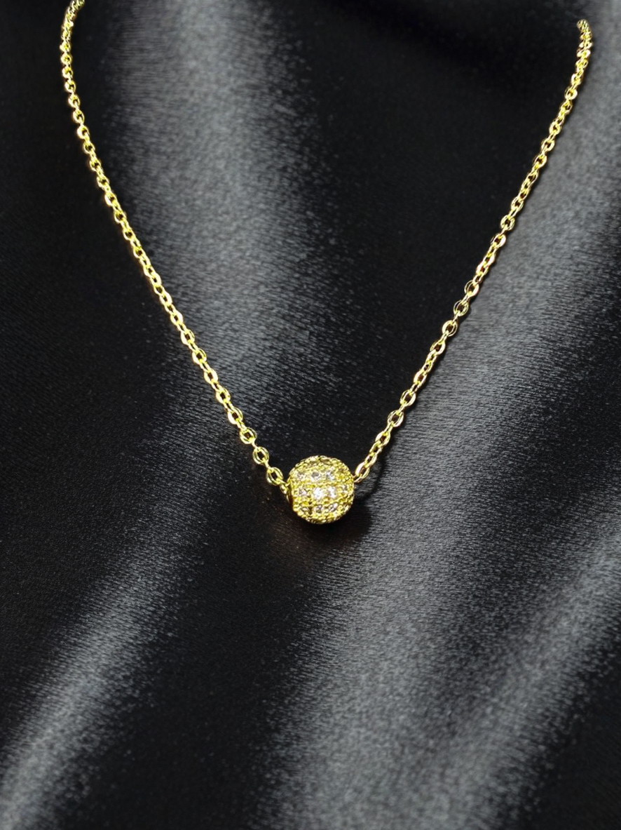 Collar de cadena dorada con dije brillante