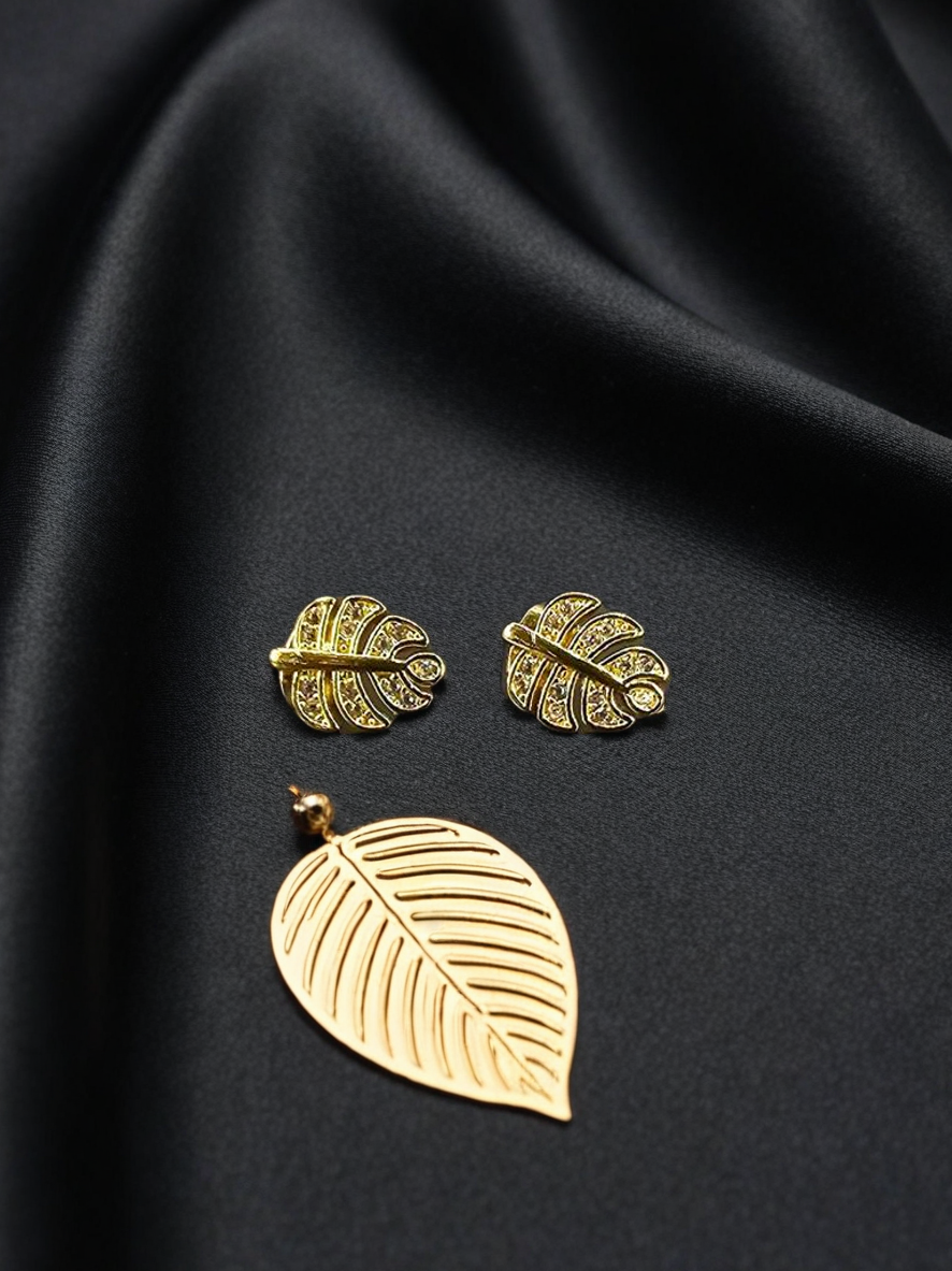 Collar de trébol dorado