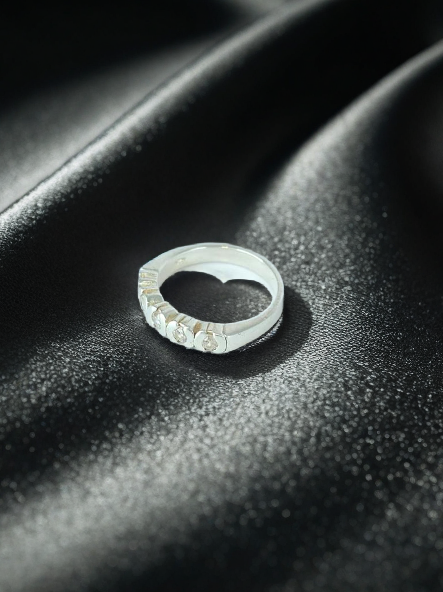 Anillo de plata con piedras