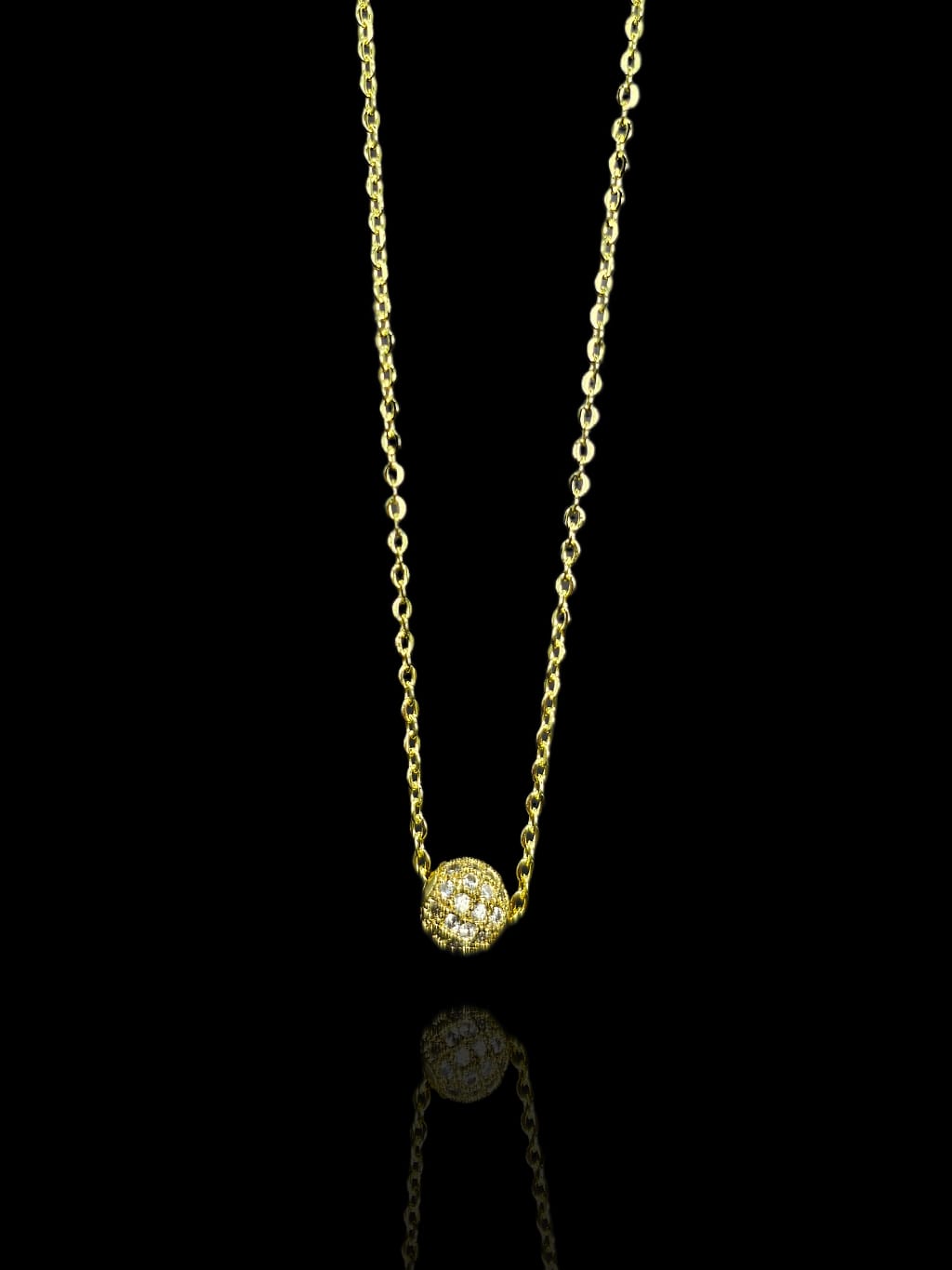 Collar de cadena dorada con dije brillante