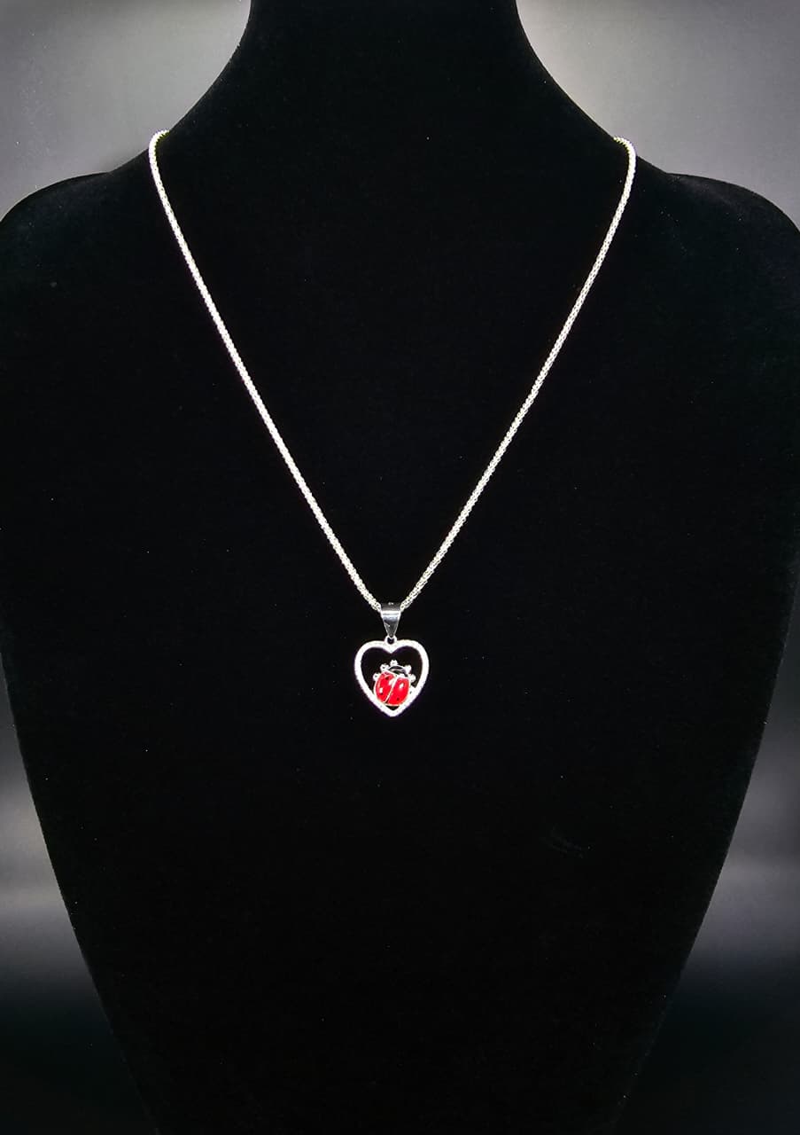 Collar con dije de mariquita