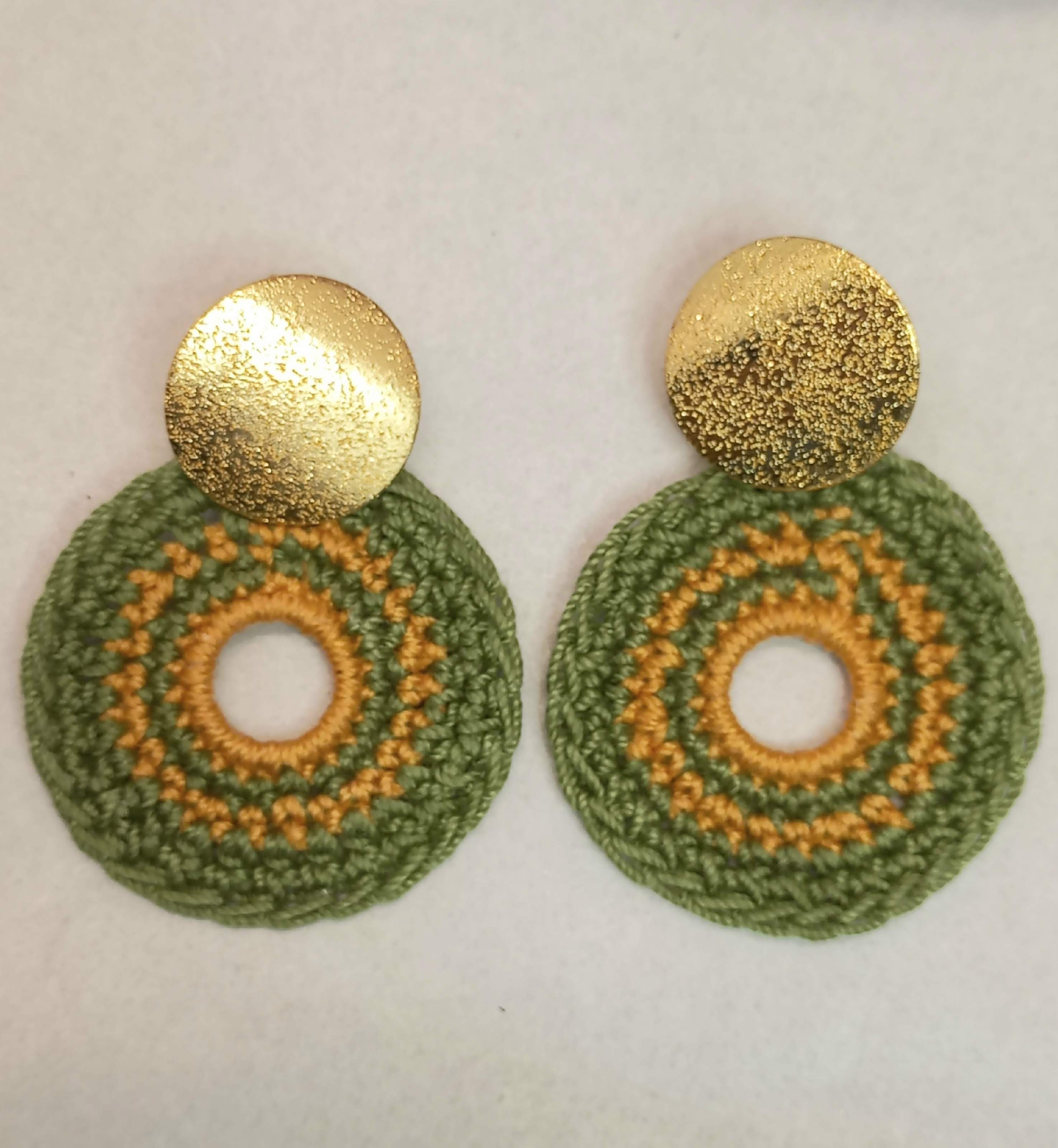 Hermosos aretes en tonos verde olivo y mostaza