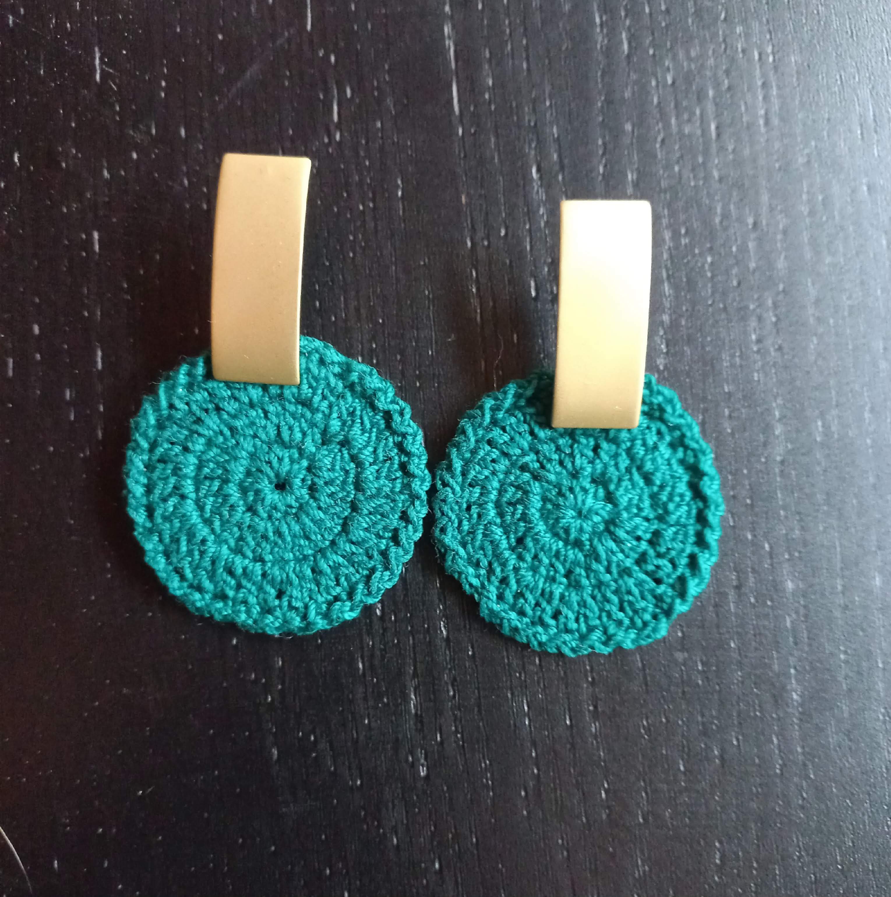 Aretes tejidos a mano
