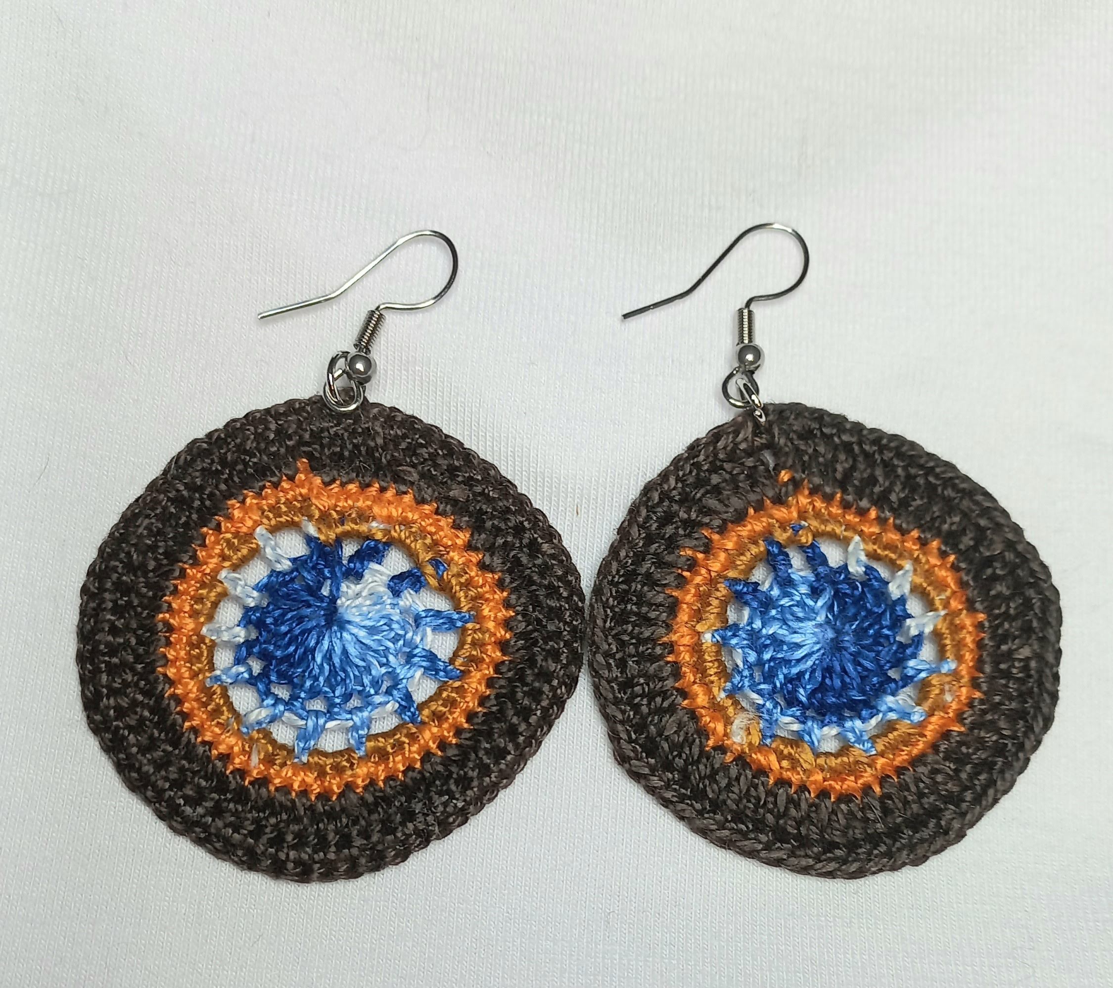 Aretes tejidos a mano