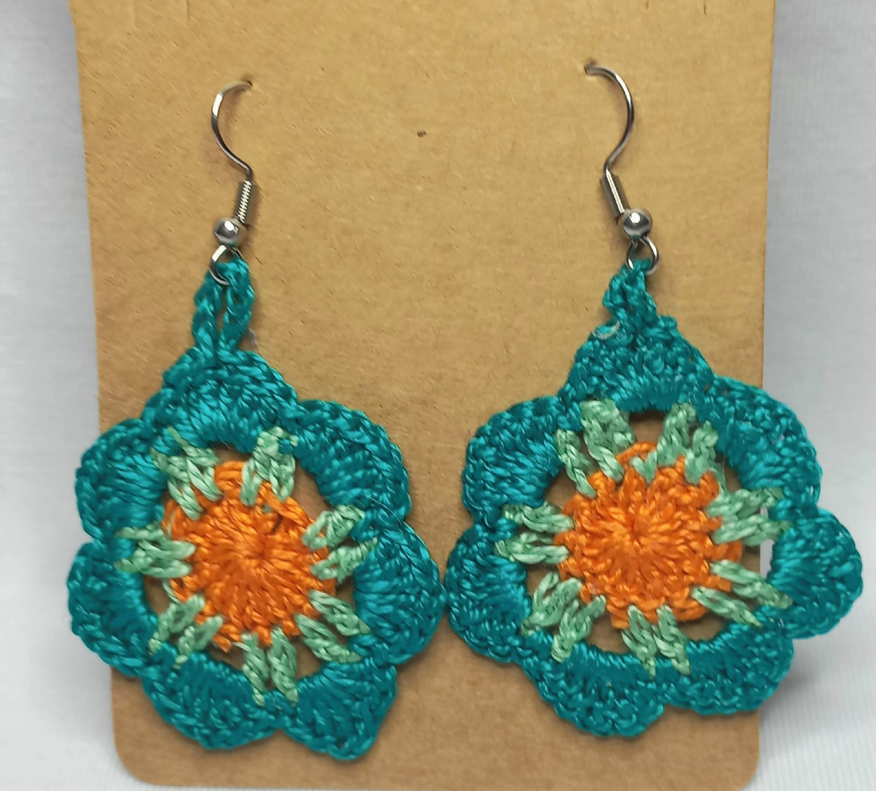 Aretes tejidos a mano