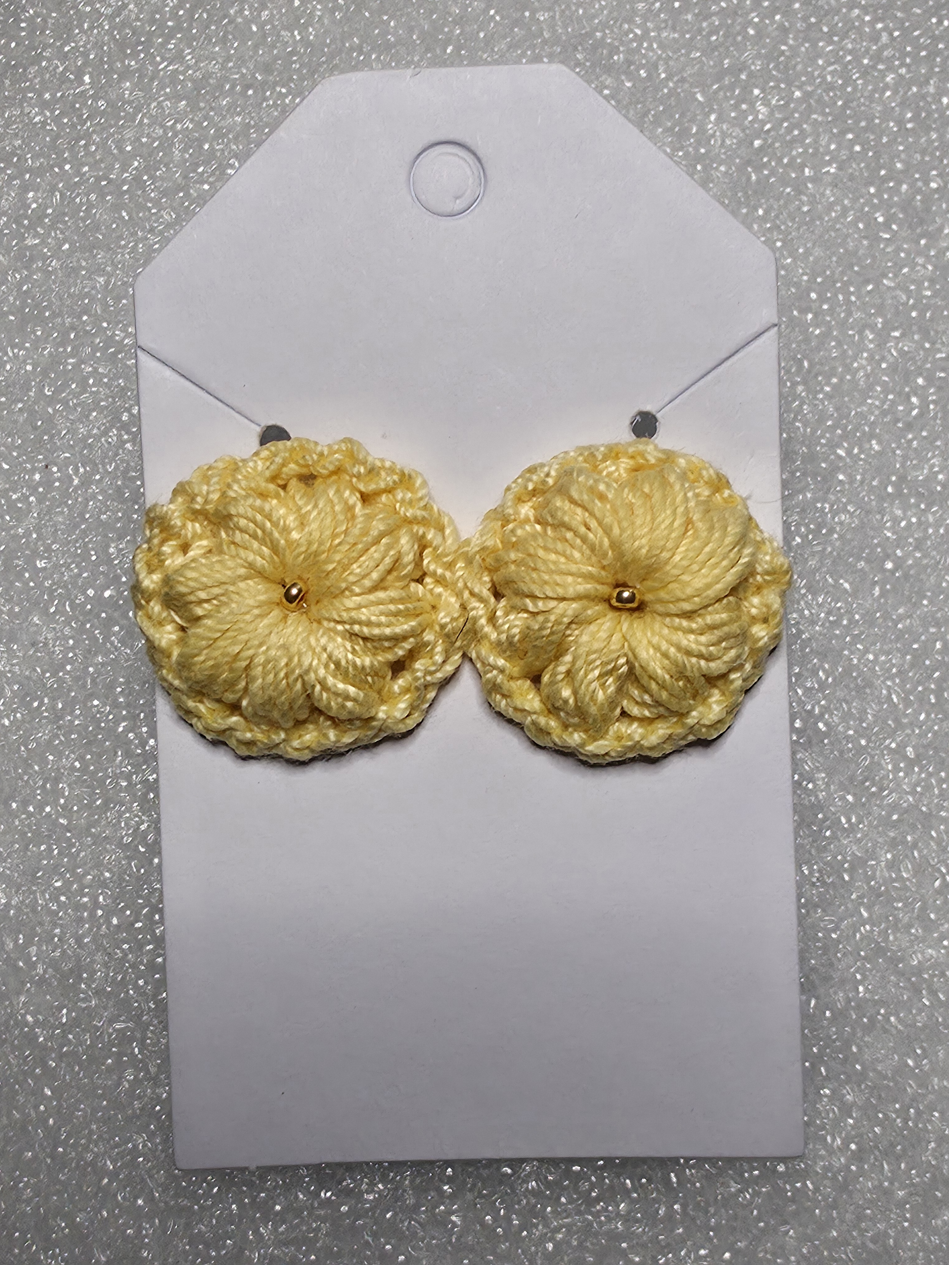 Aretes de flor tejida amarilla