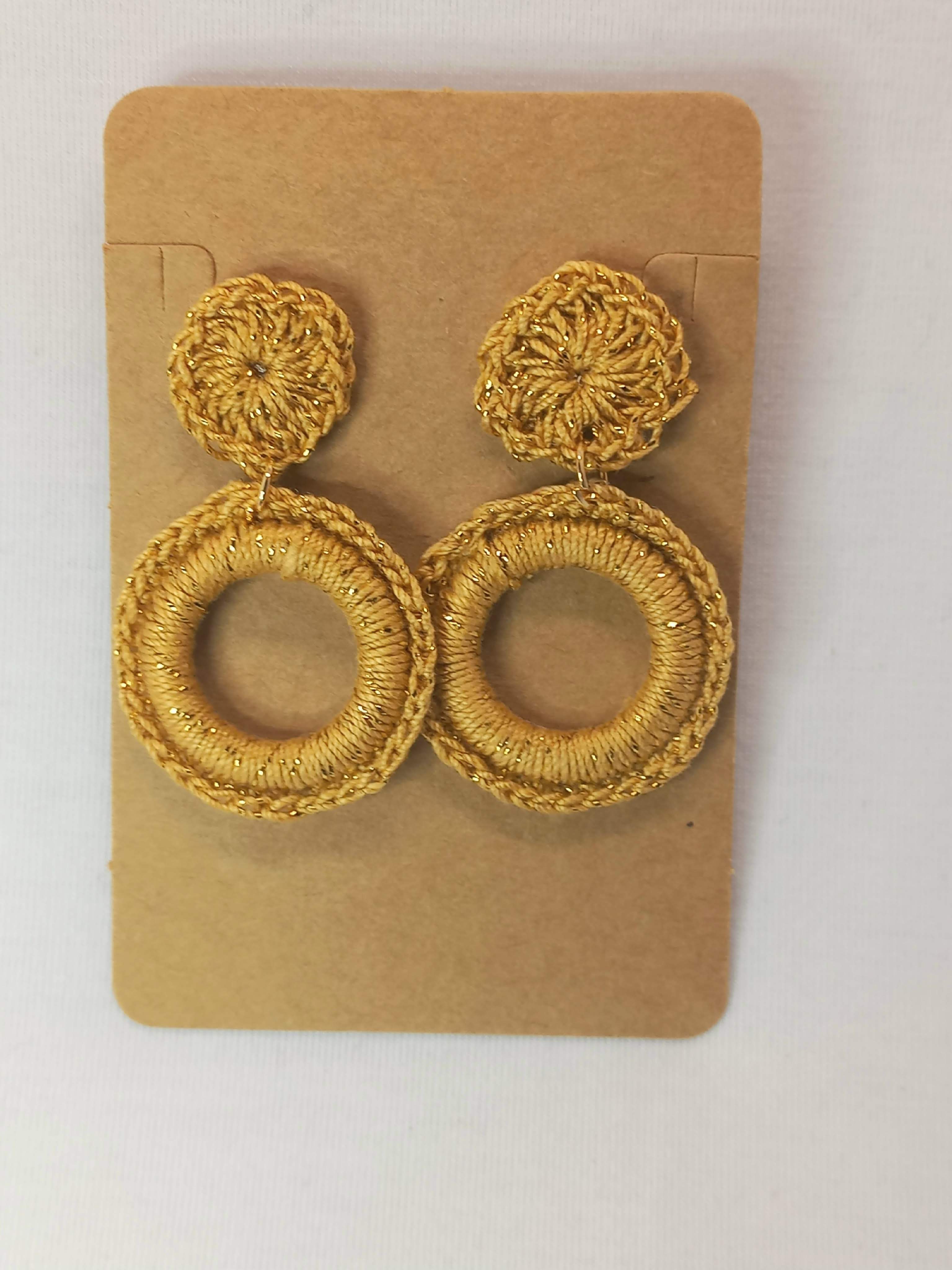 Pendientes grandes rosas y colores brillantes