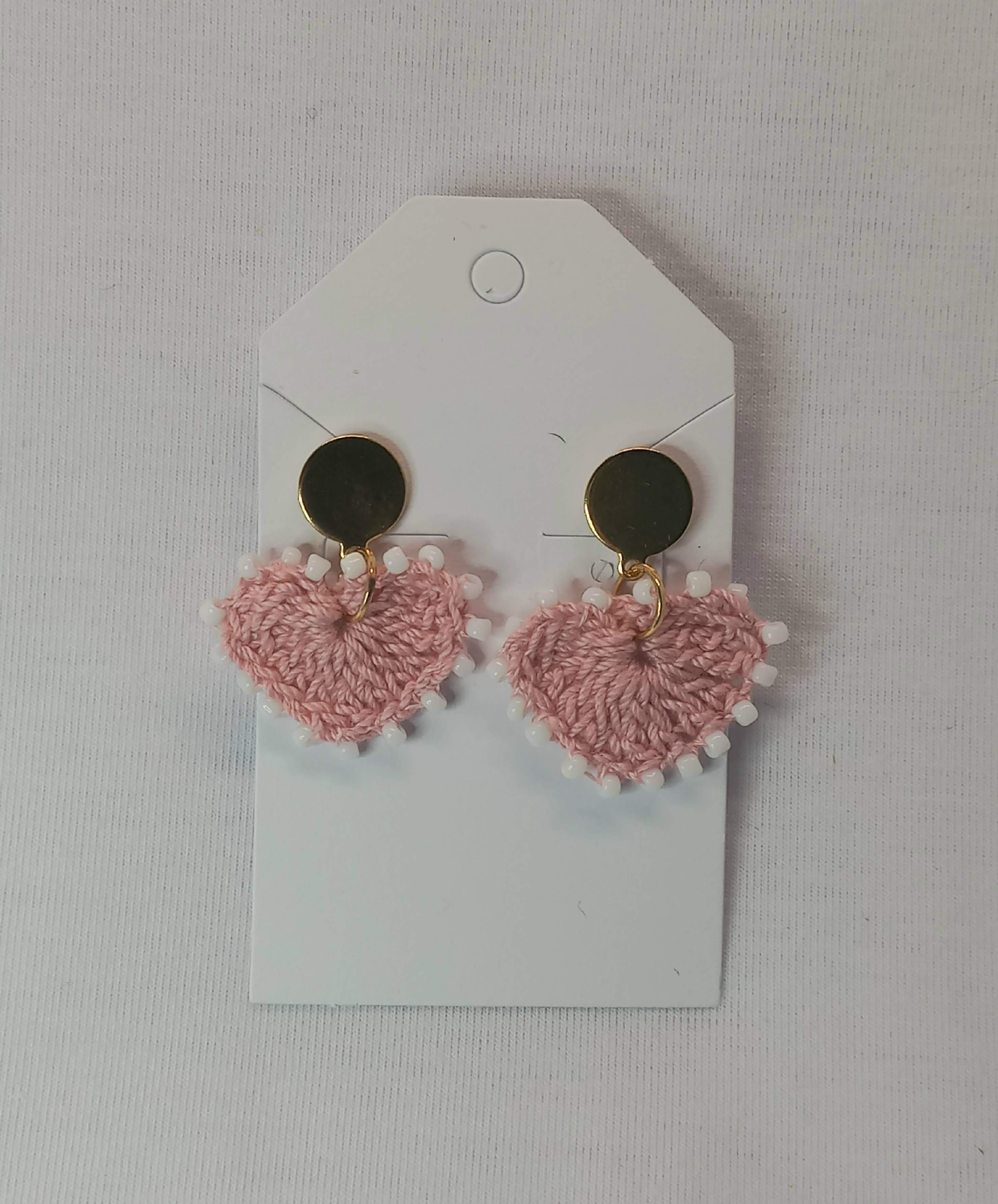 Aretes tejidos en forma de corazón