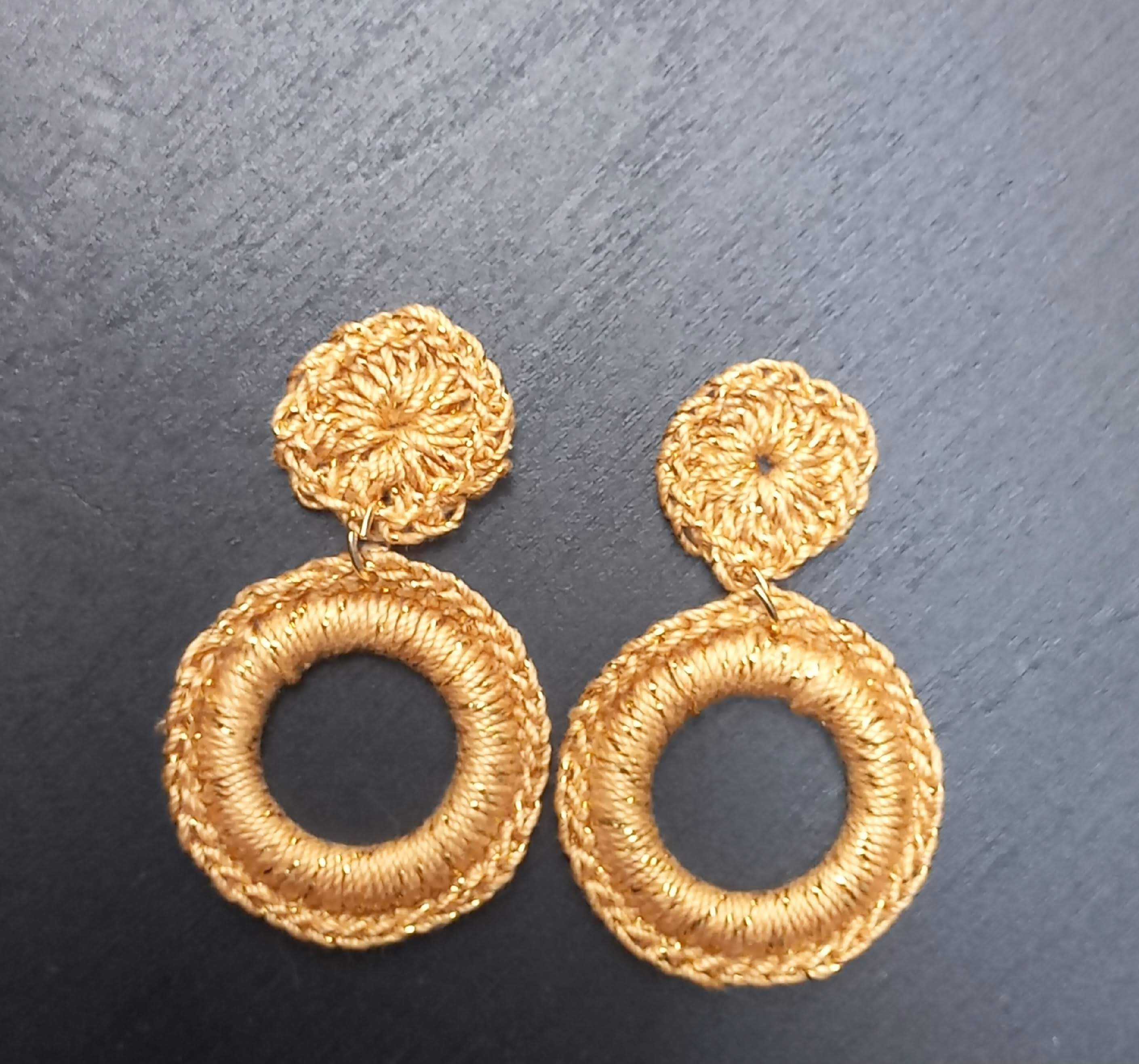 Aretes de crochet dorados