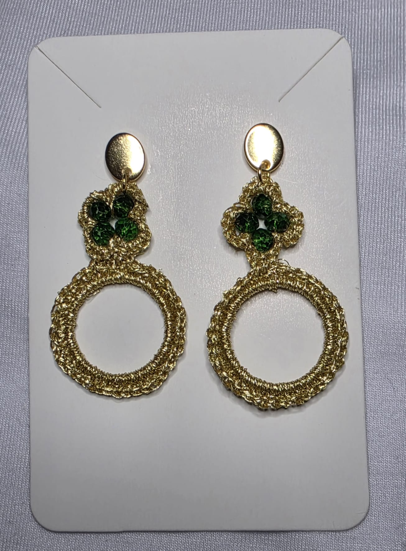 Pendientes de aro con detalle de trébol