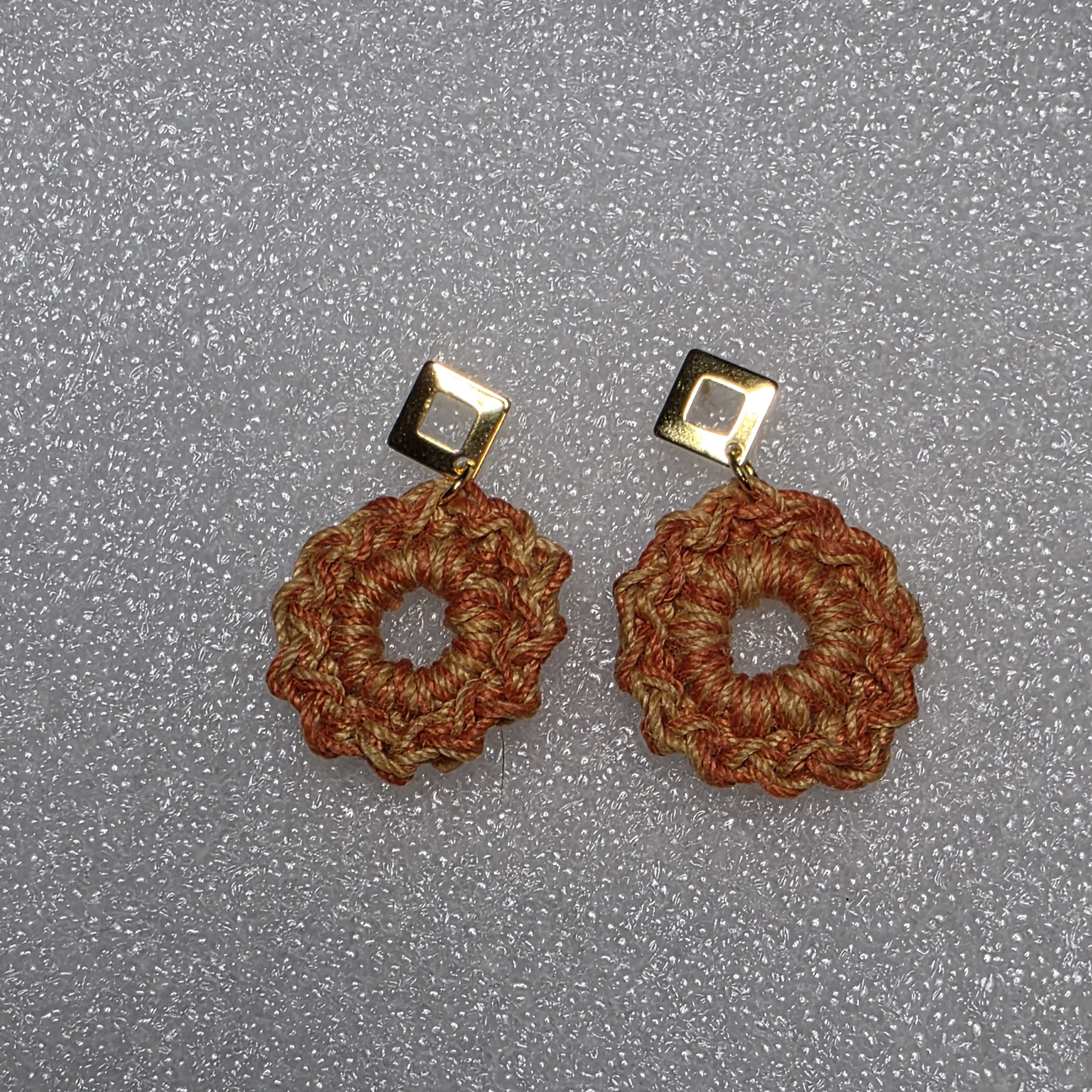 Aretes de flor tejida amarilla