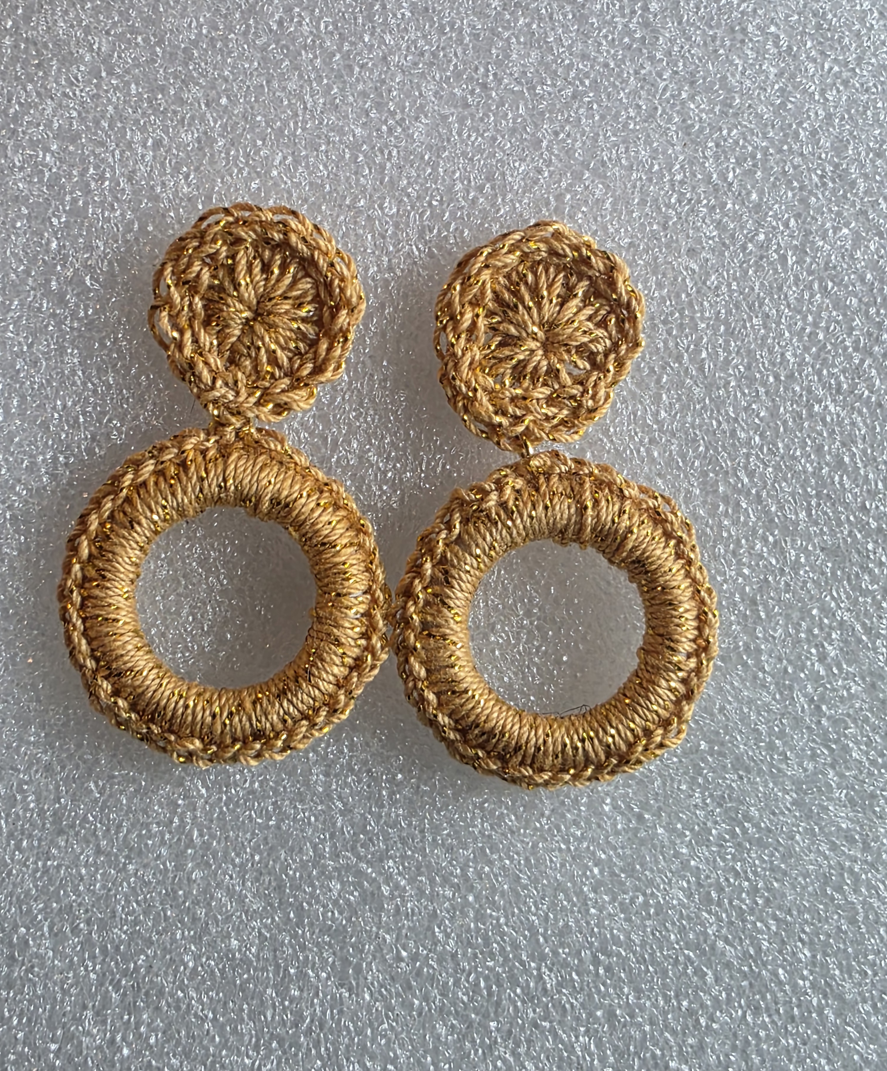 Aretes de crochet dorados