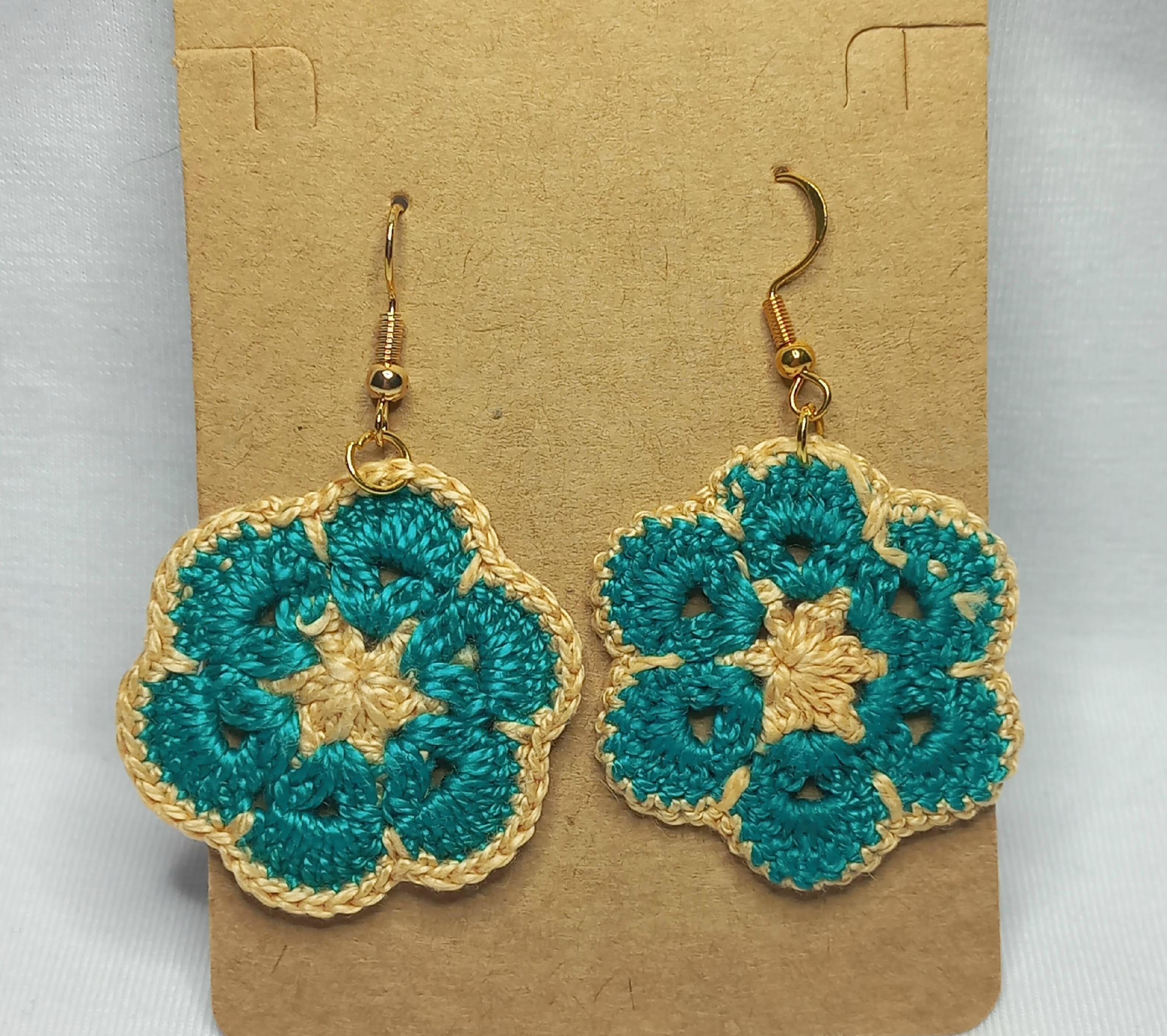 Aretes tejidos a mano