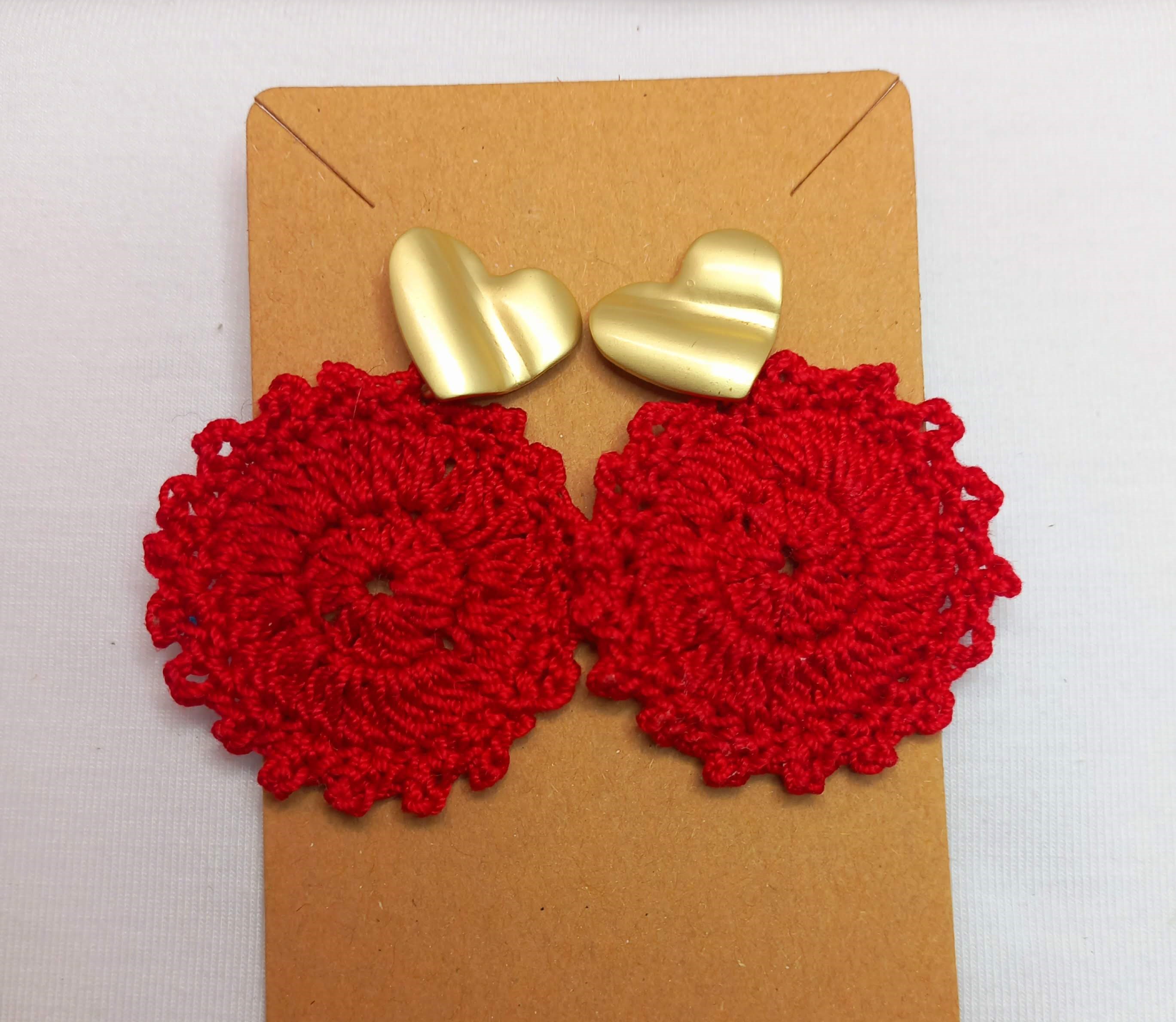 Aretes de corazón y tejido rojo