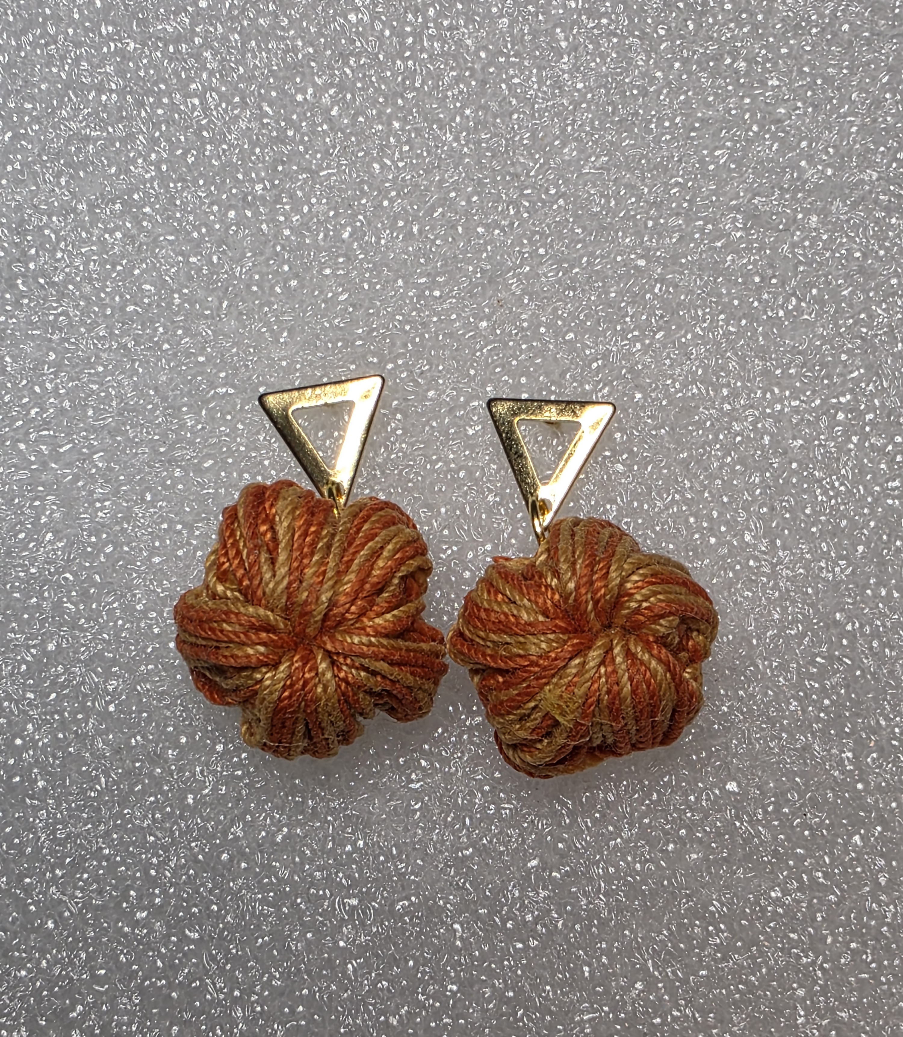 Aretes de flor tejida amarilla
