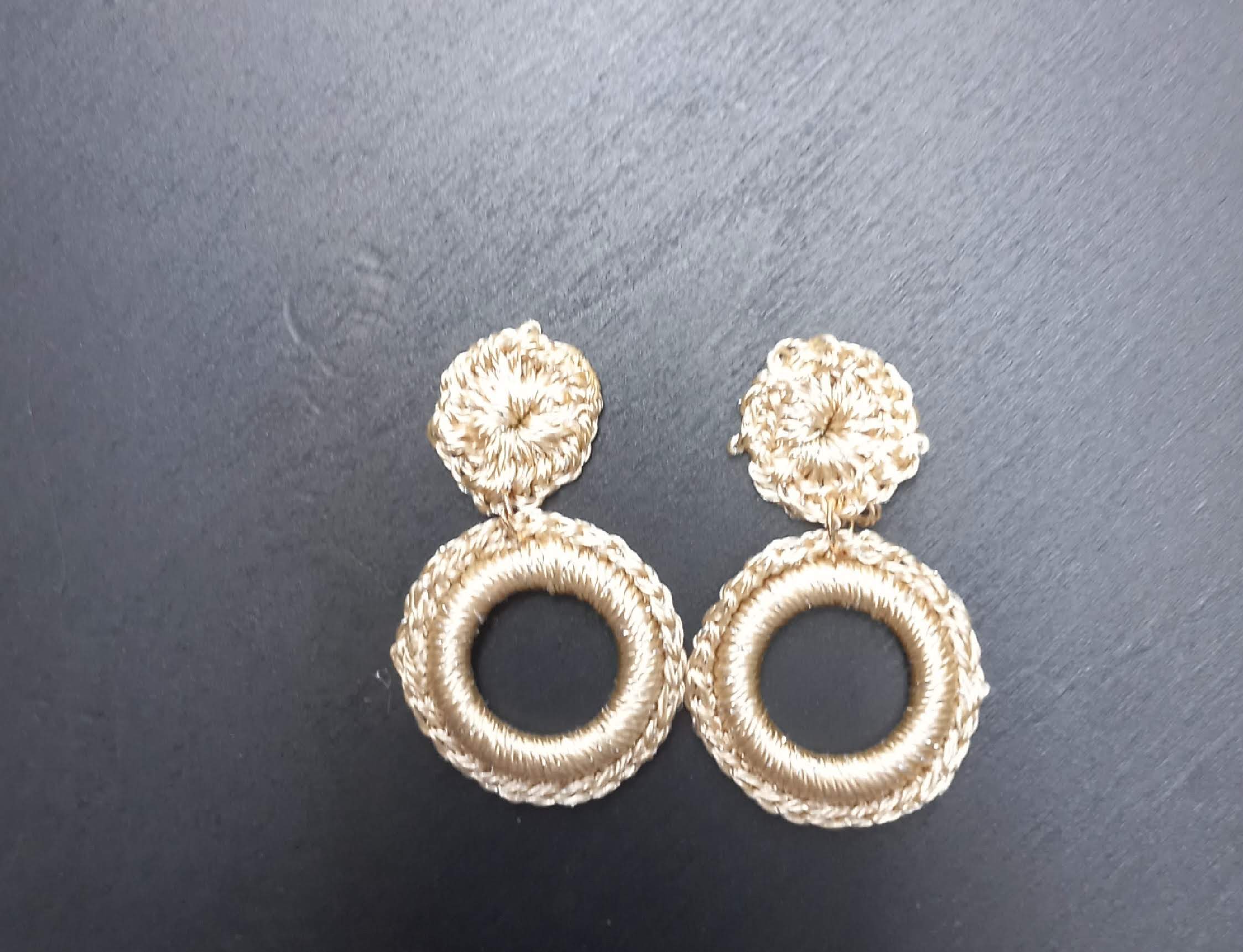 Aretes de crochet dorados