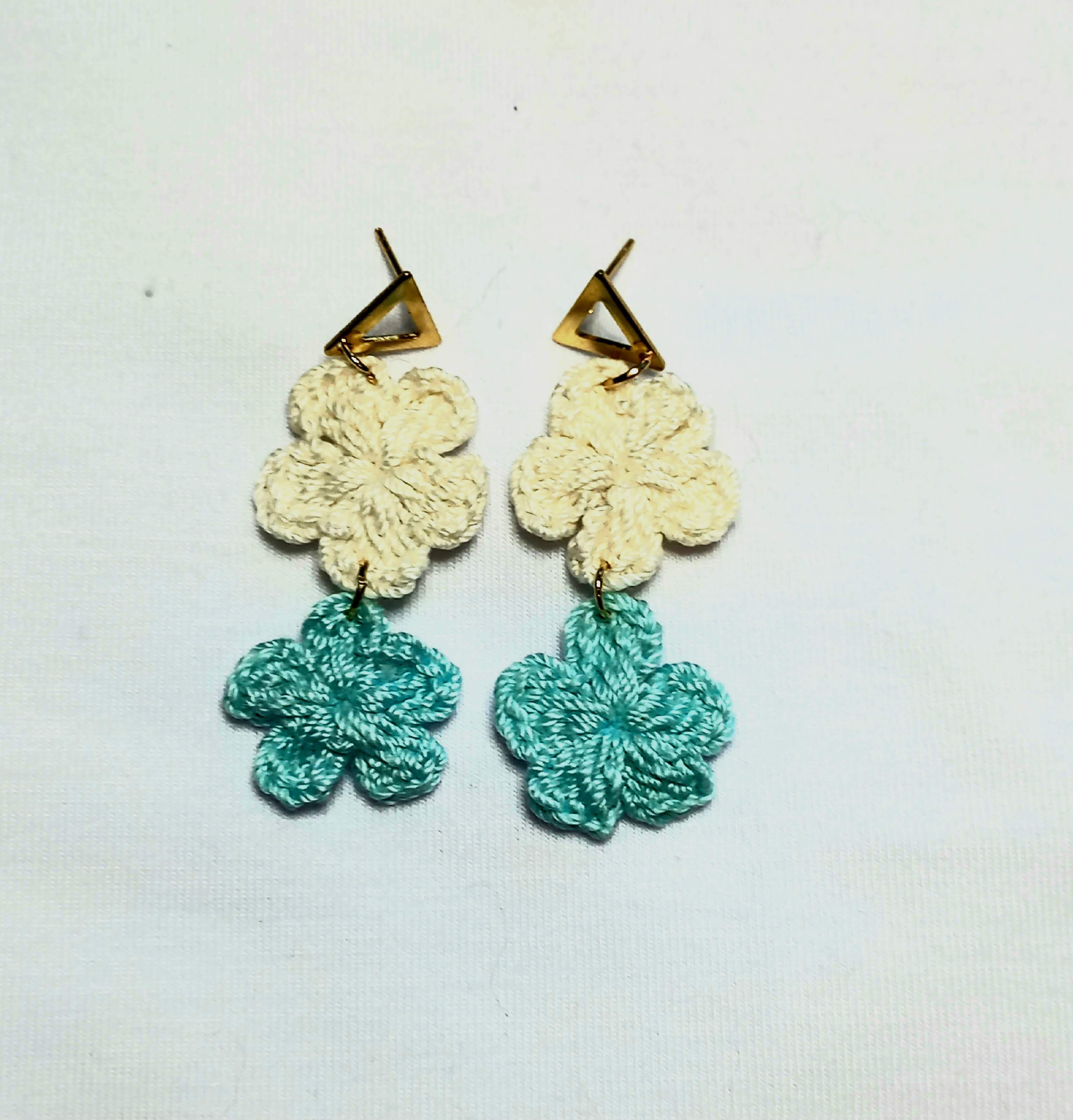 Aretes de flores tejidas